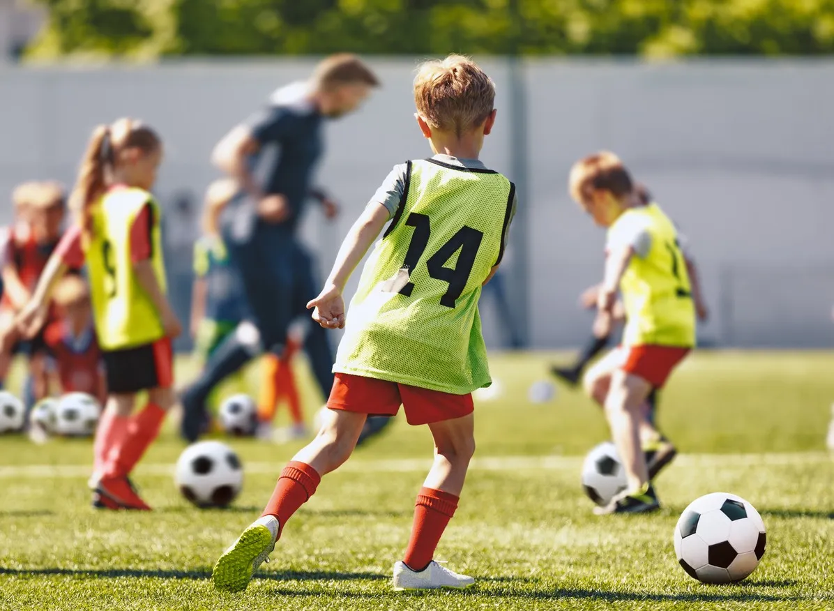 Open voetbaltraining voor jonge kinderen bij Kerkwijk
