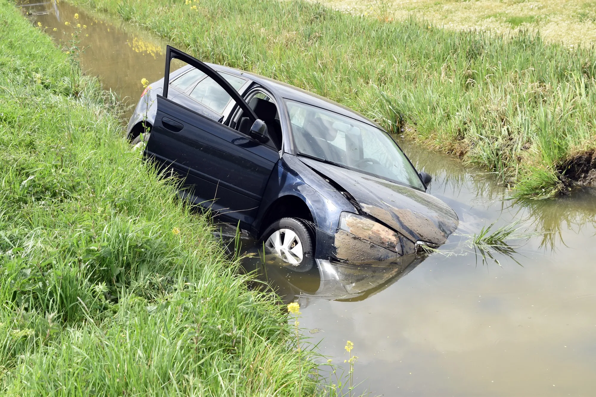 Auto belandt in sloot langs N322 bij Gameren, bestuurder ongedeerd