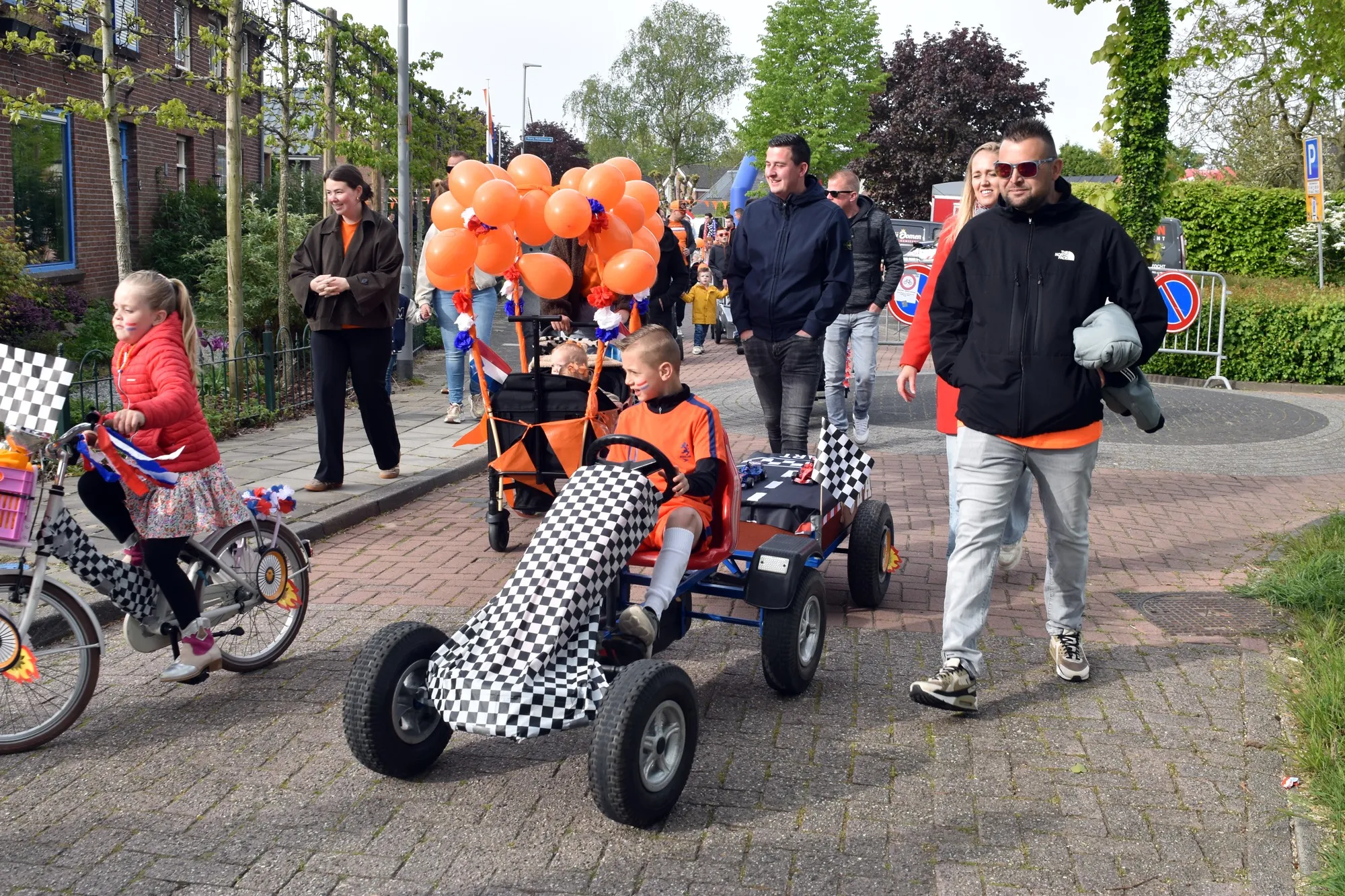 Koningsdag in Zuilichem van start met kleurrijke kinderoptocht