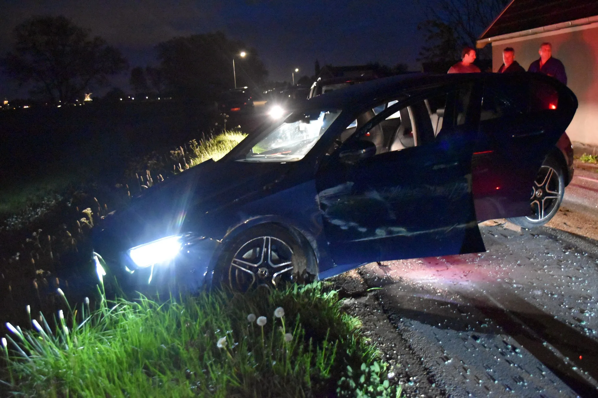 Auto ramt palen en eindigt dwars op weg in Zuilichem, bestuurder naar ziekenhuis