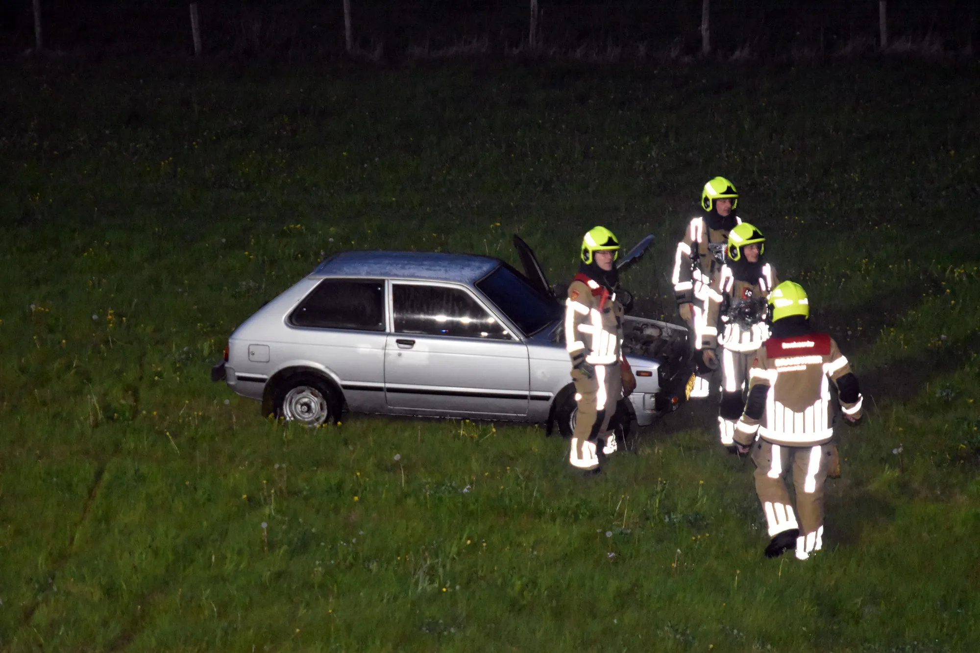 Brandende auto aangetroffen onderaan Waaldijk in Zuilichem, bestuurder spoorloos