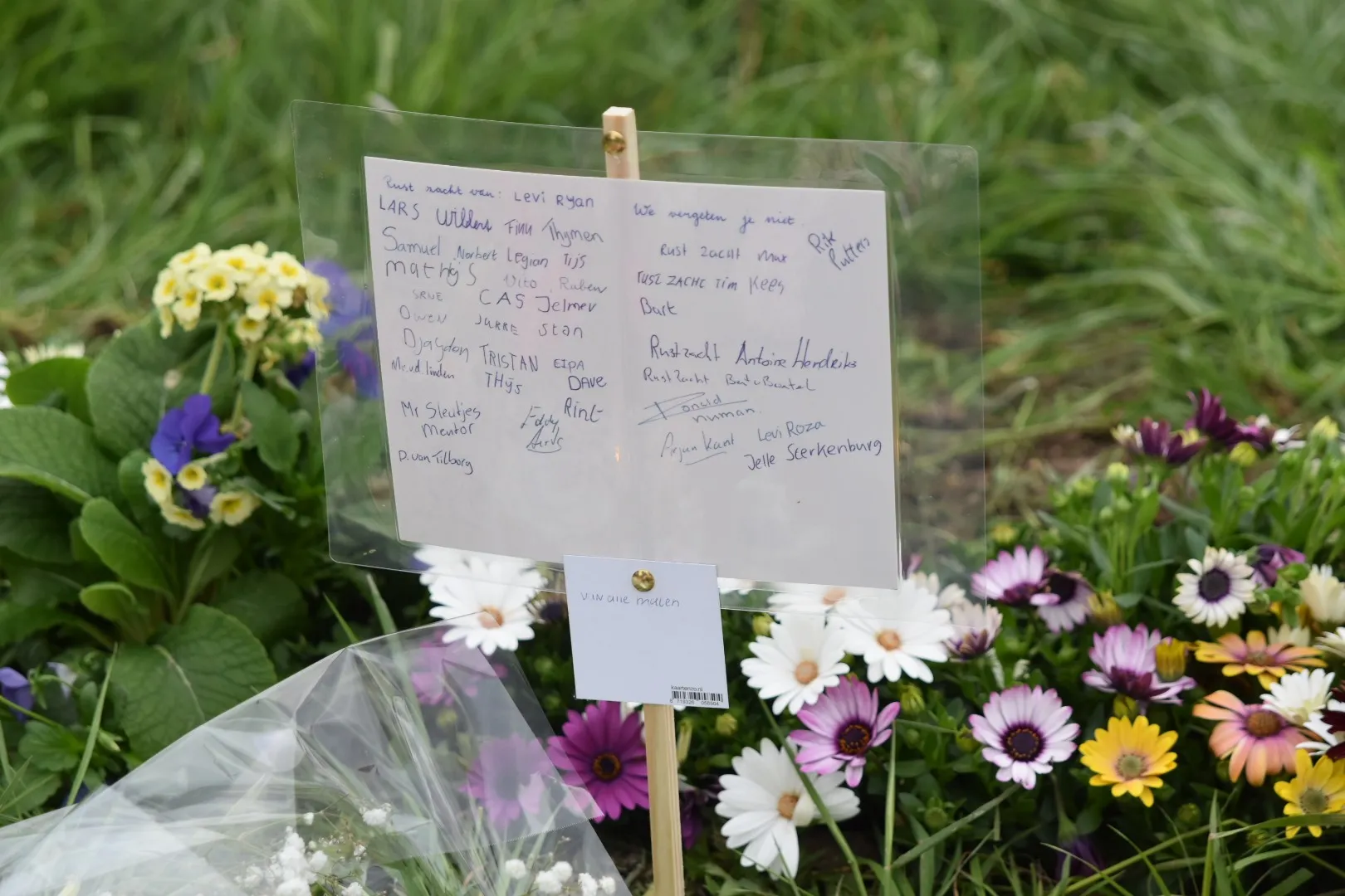Nederhemert rouwt om 14-jarige jongen, bloemen gelegd op plek van ongeval