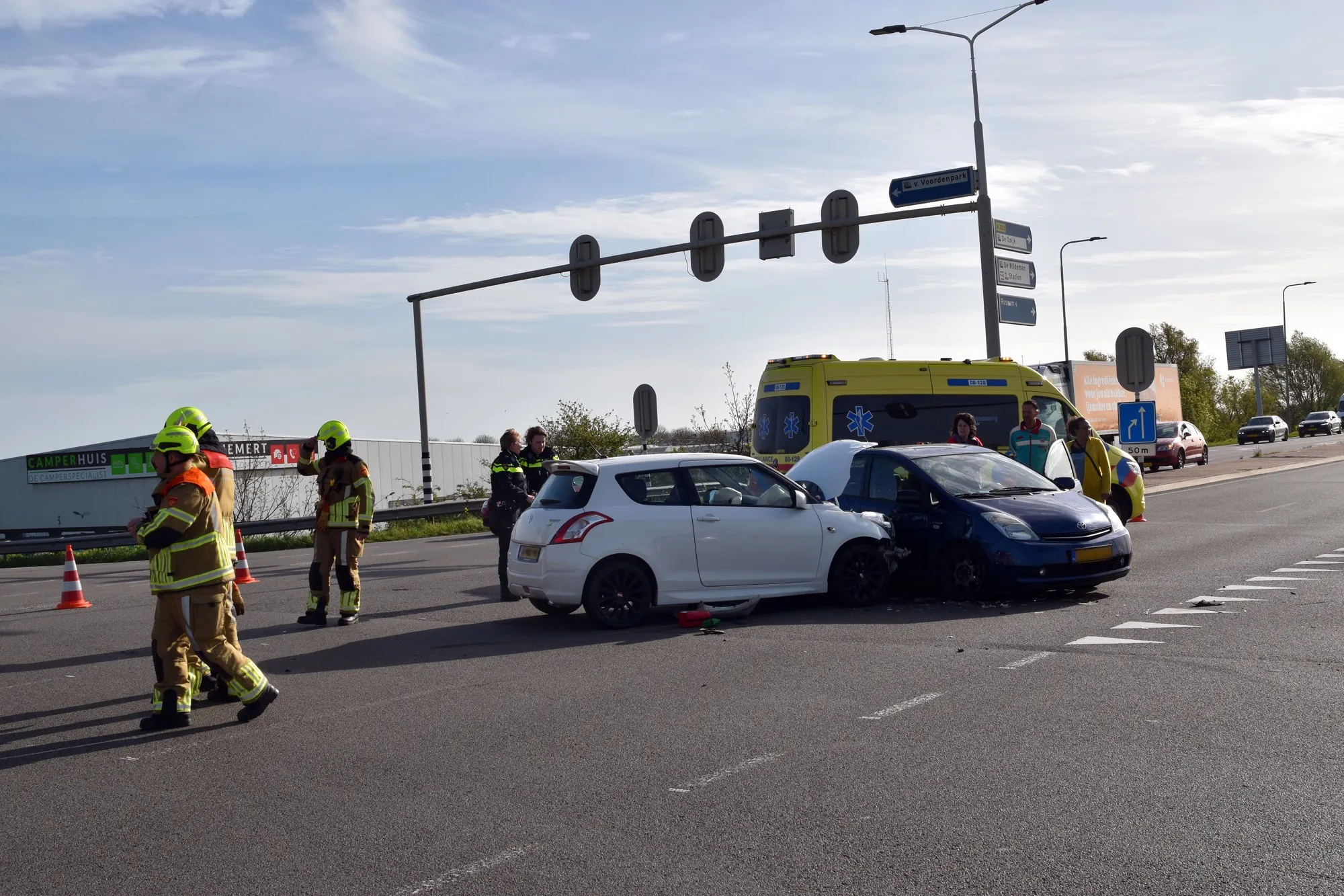 Drie auto’s botsen op Van Heemstraweg bij Zaltbommel, vrouw gewond