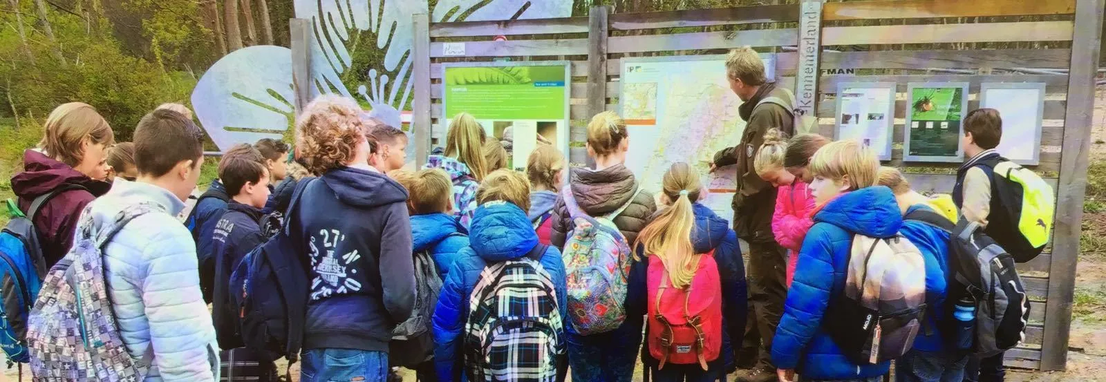 raad van kinderen bij de ingang van het nationaal park zuid kennemerland 2 bijgesneden