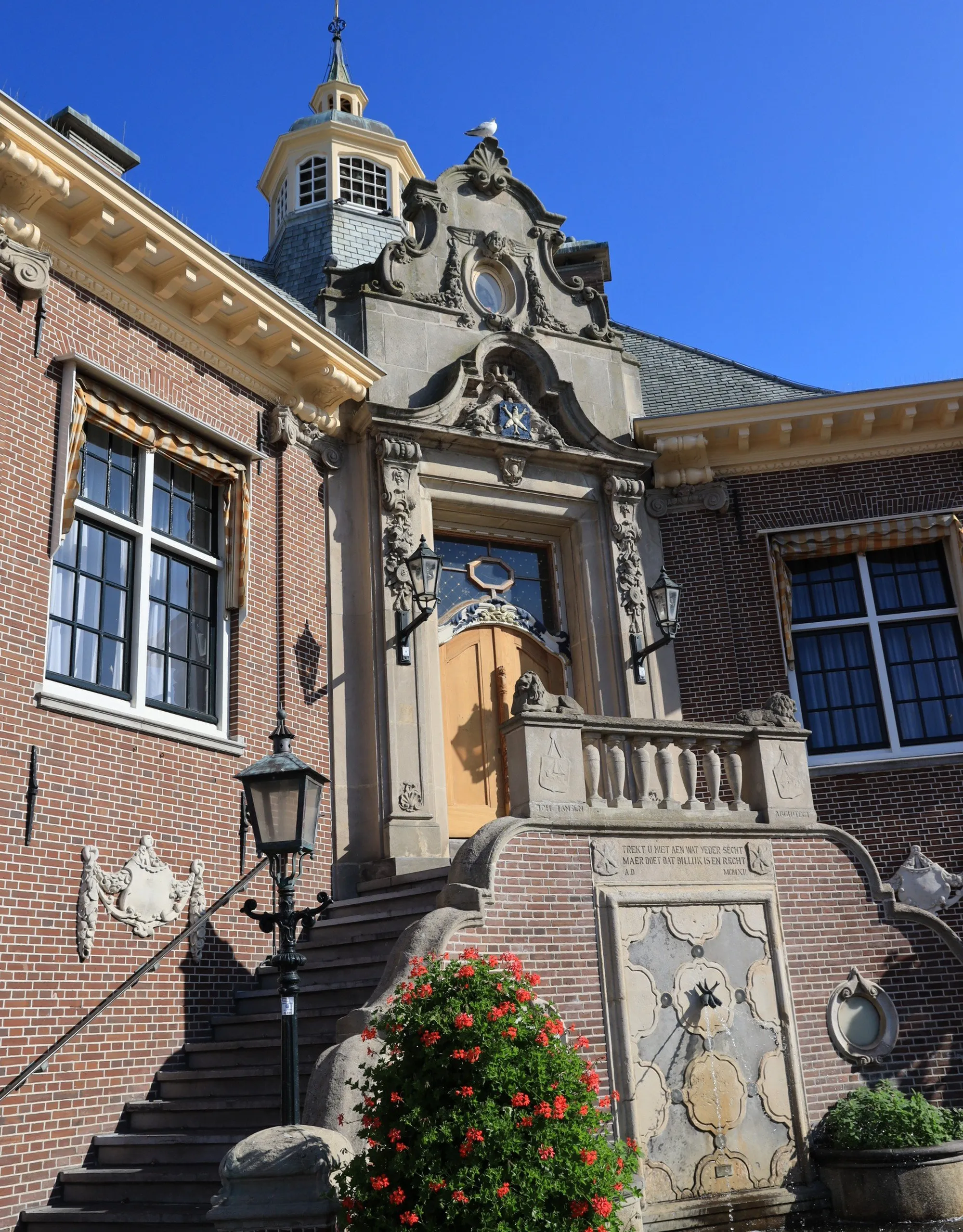 raadhuis vanuit raadhuisplein wim meijer fotografie