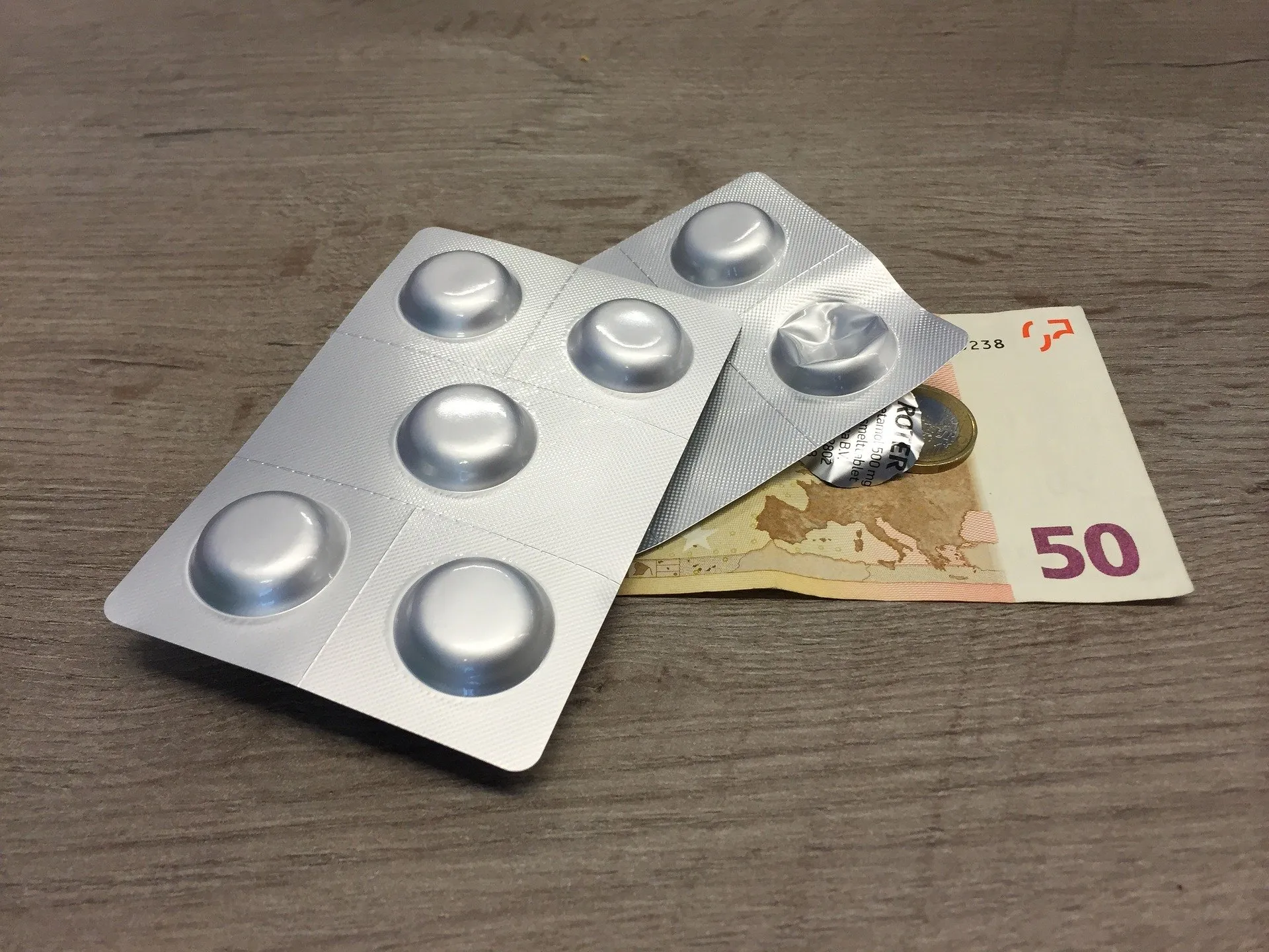 zorgvezekering geld en medicijnen pixabay