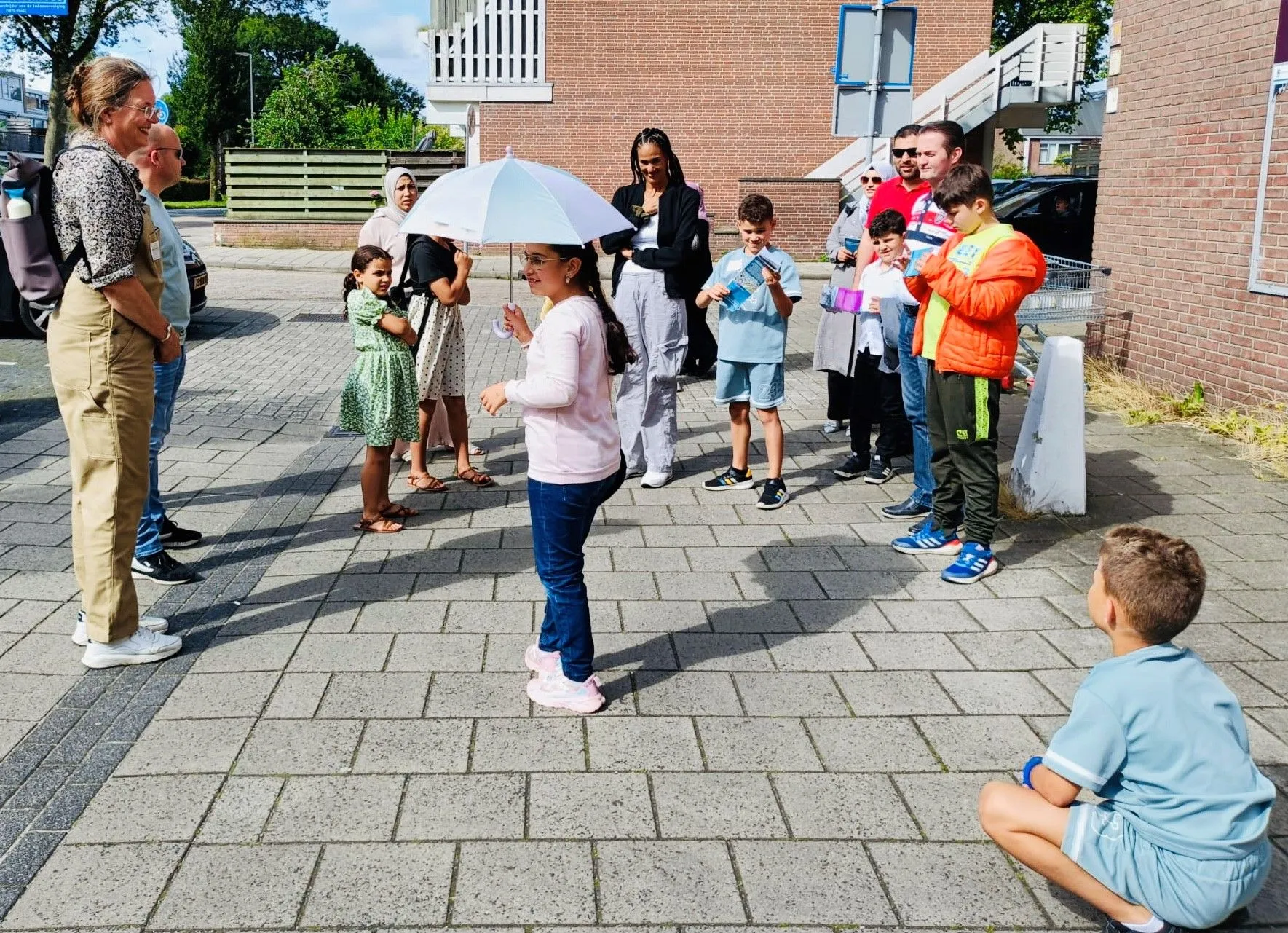 als een echte gids leidden de kinderen van de piezo talentenacademie buytenwegh hun ouders door de wijk foto stichting piezo