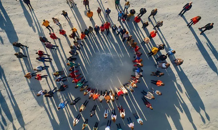 human chain ai bijgesneden 1