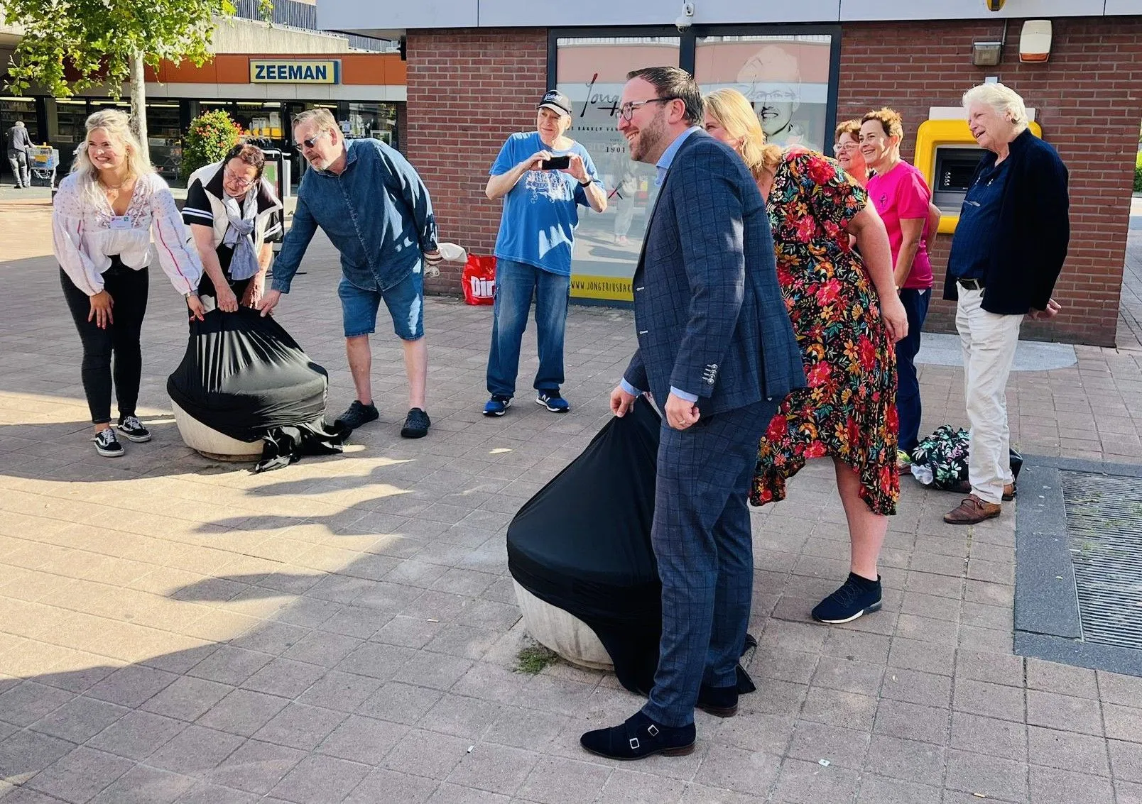 mozaiekkunst onthuld in winkelcentrum buytenwegh door de makers van de piezo ambachtenwerkplaats en door wethouder bouke velzen foto stichting piezo