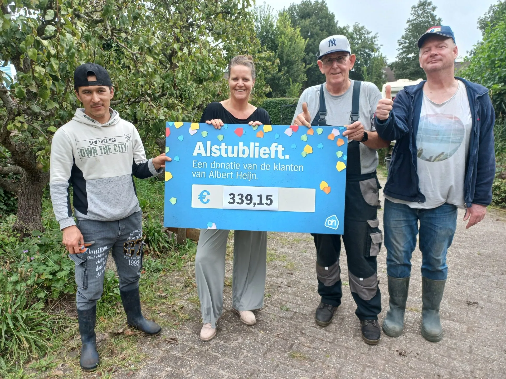 piezo in wijktuin noordhove heeft van albert heijn noordhove de opbrengst van de gedoneerde emballage van de maand augustus ontvangen foto stichting piezo