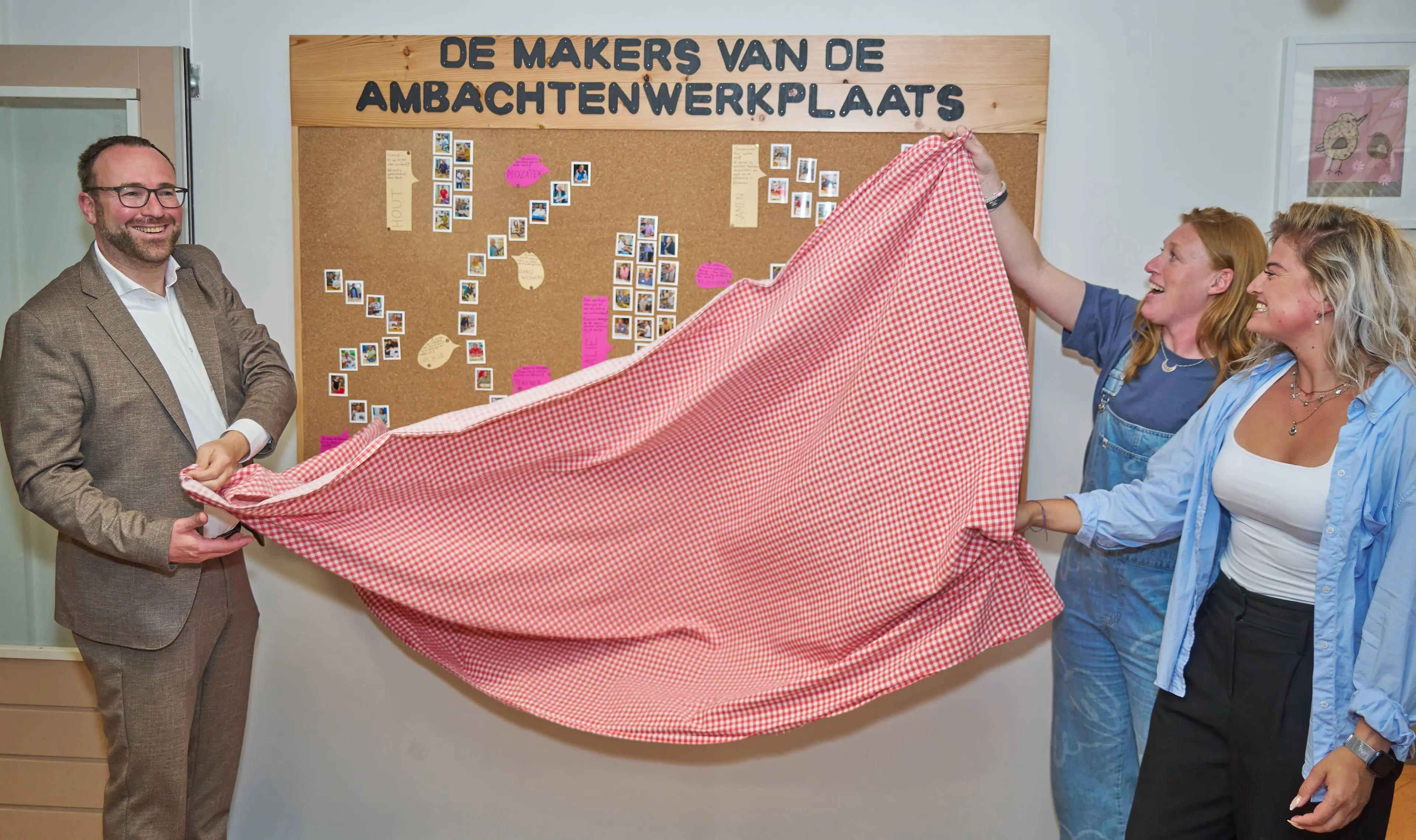 onthulling van het makersbord door wethouder bouke velzen tijdens het eerste makersfestival in de ambachtenwerkplaats fotograaf leon koppenol