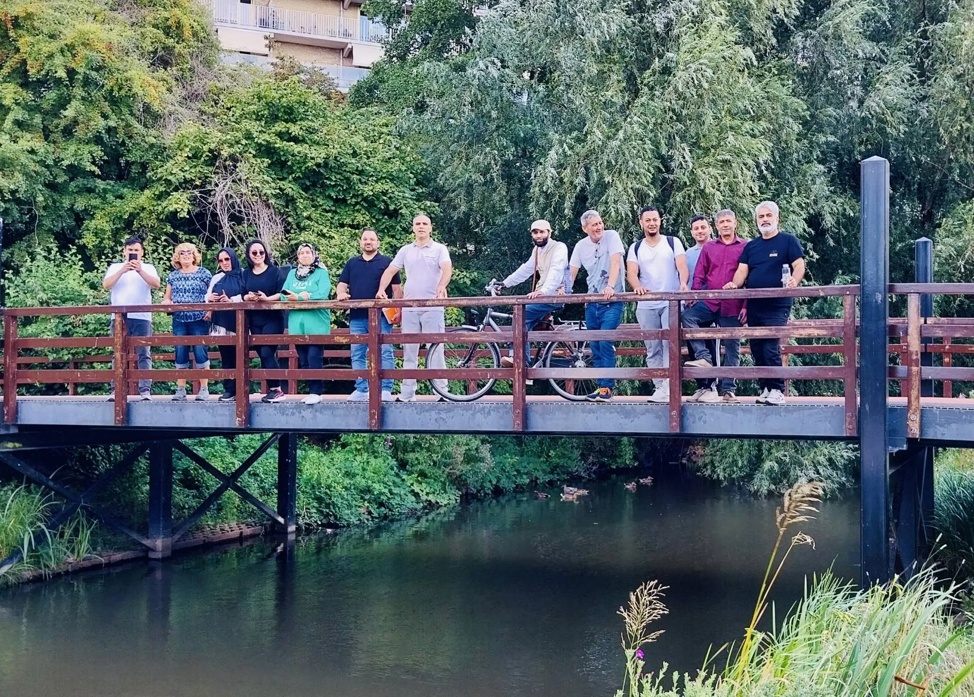 Al wandelend de taal leren tijdens de Zomerschool van Stichting Piëzo - foto Stichting Piëzo