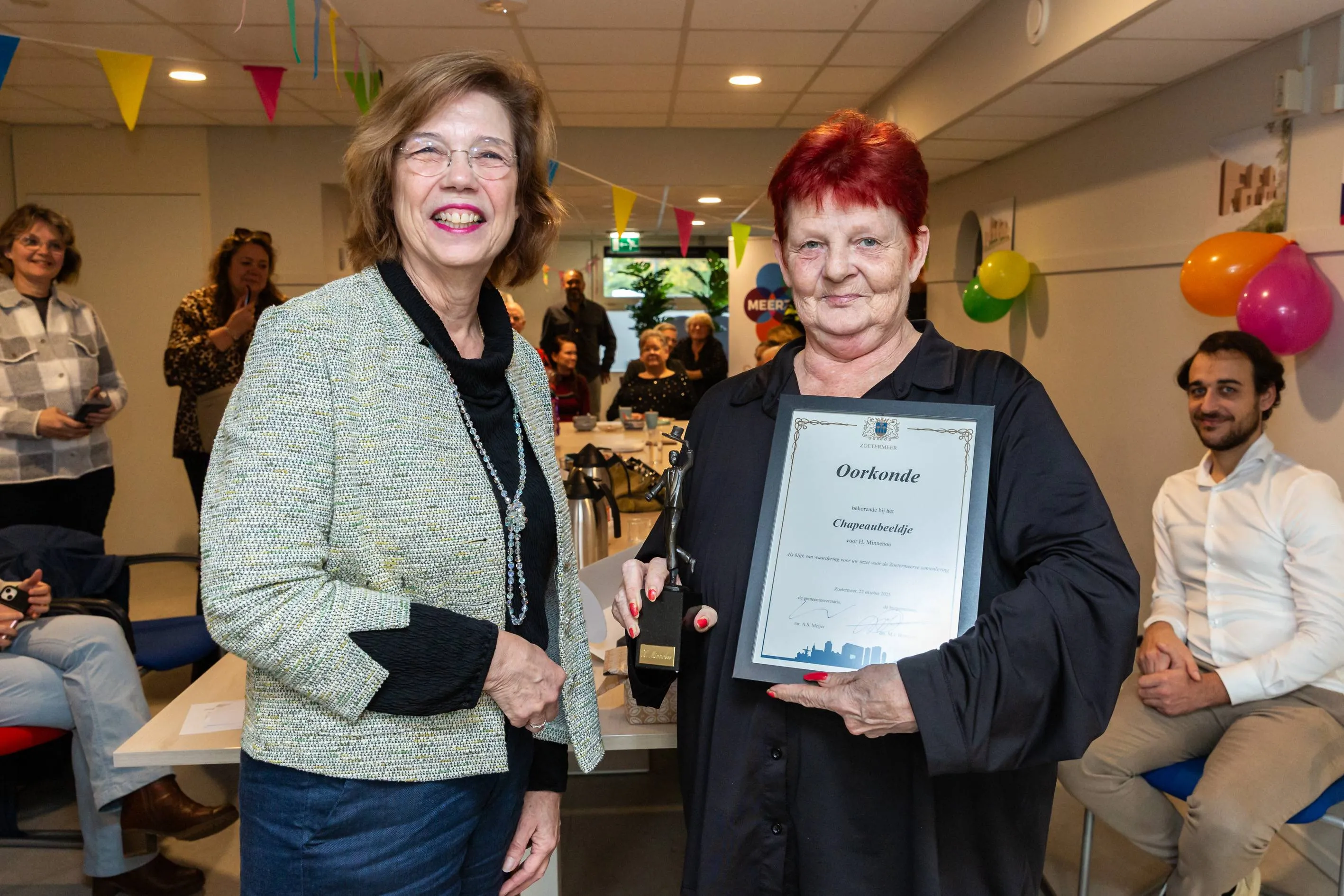 Uitreiking-Chapeaubeeldje-aan-mevrouw-Minneboo-014