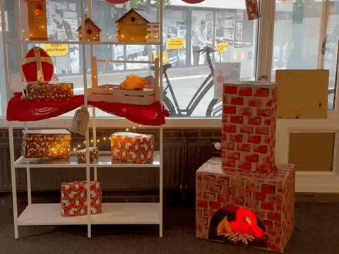 Bij de gezellige haard in de Ambachtenwerkplaats kunnen kinderen hun zelfgemaakte schoentje zetten - foto Stichting Piëzo