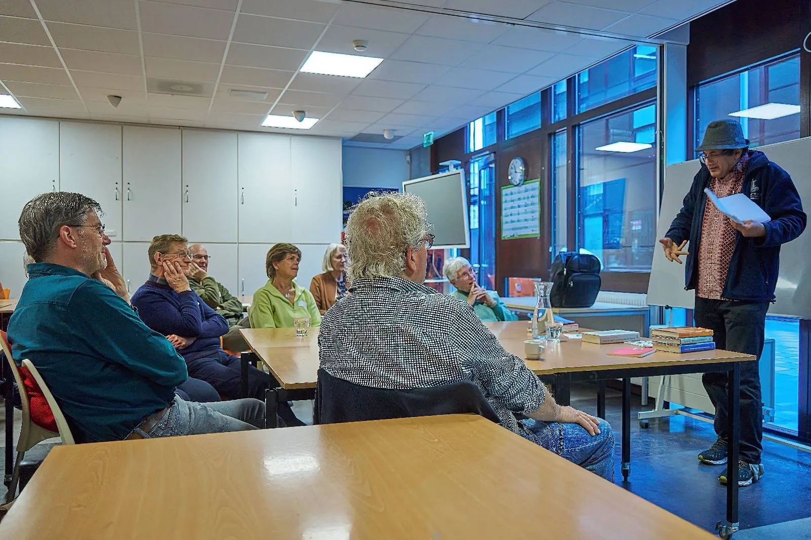 Schrijver en dichter Rodaan Al Galidi boeide en ontroerde de aanwezige vrijwilligers met zijn prachtige verhalen en gedichten - fotograaf Leon Koppenol