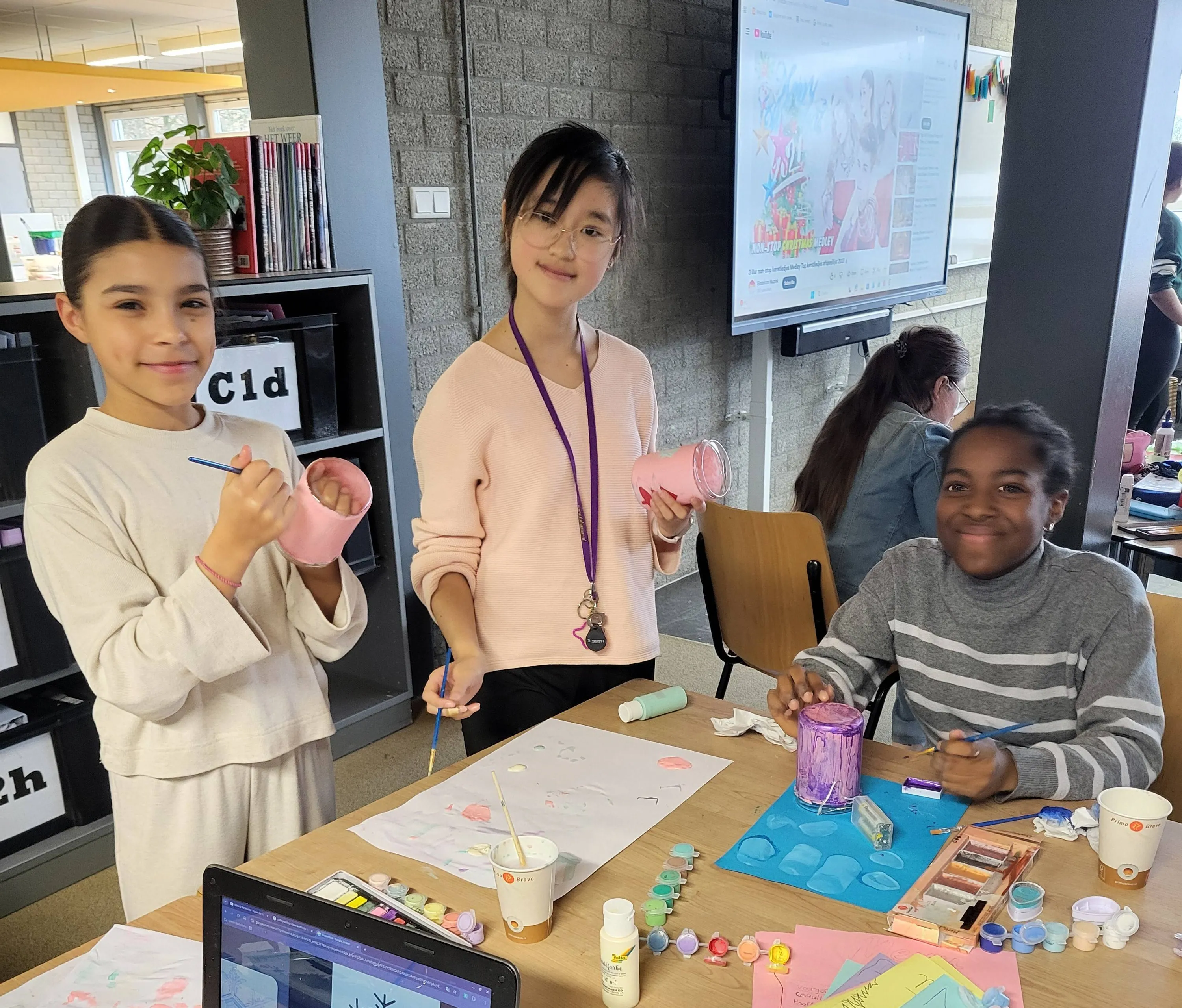 Leerlingen ONC Clauslaan maken kerstpresentjes voor anderen