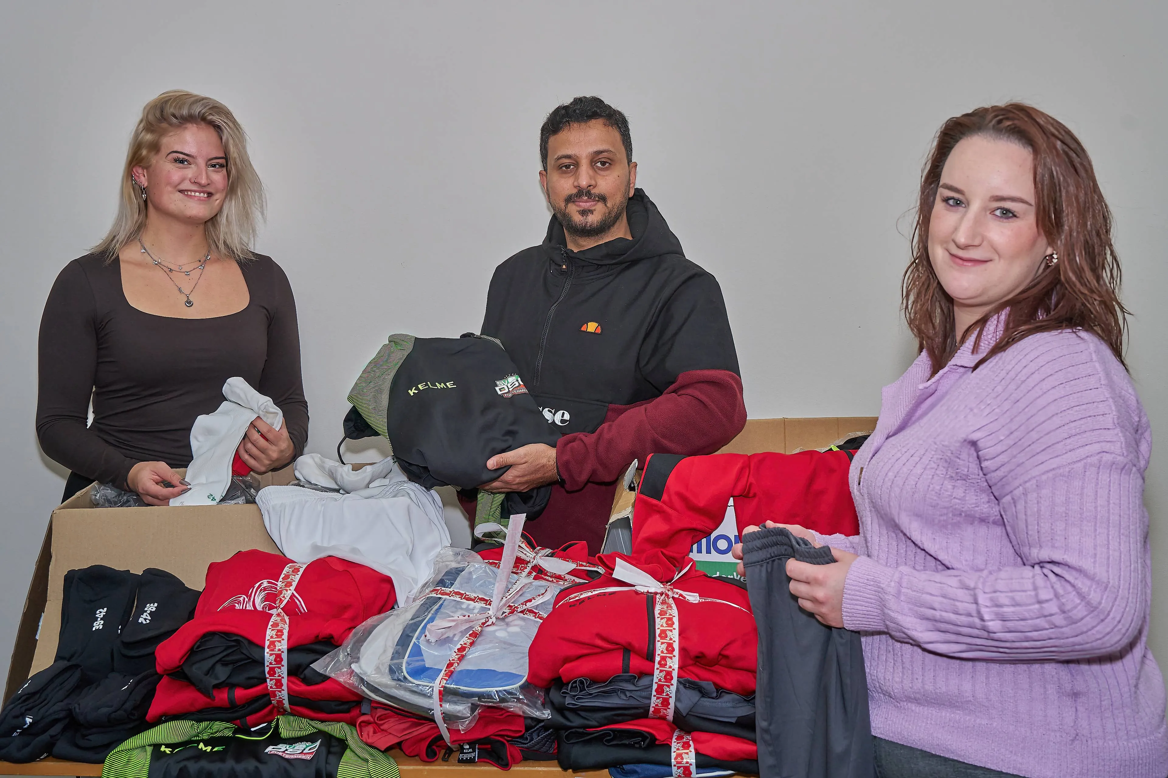 Voetbalvereniging DSO doneert voetbalkleding aan gezinnen via Stichting Piëzo - Fotograaf Leon Koppenol