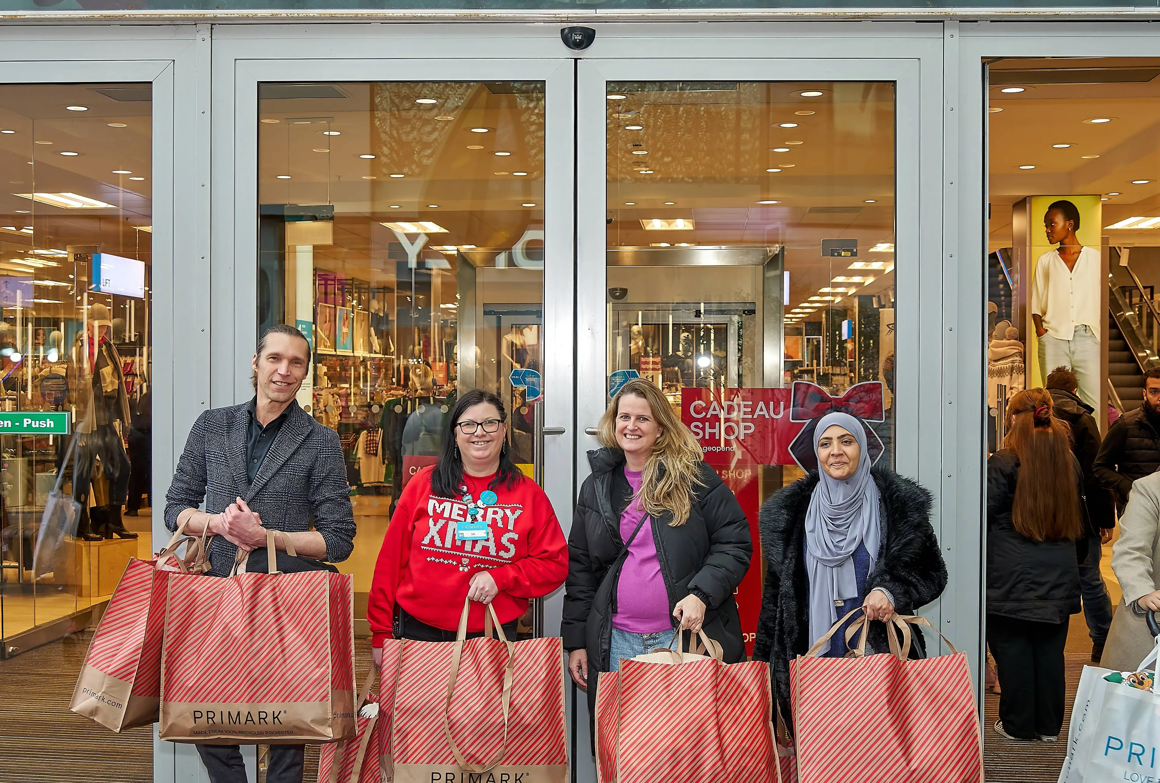 Warme winterdonatie van Primark Zoetermeer voor deelnemers Stichting Piëzo - fotograaf Leon Koppenol
