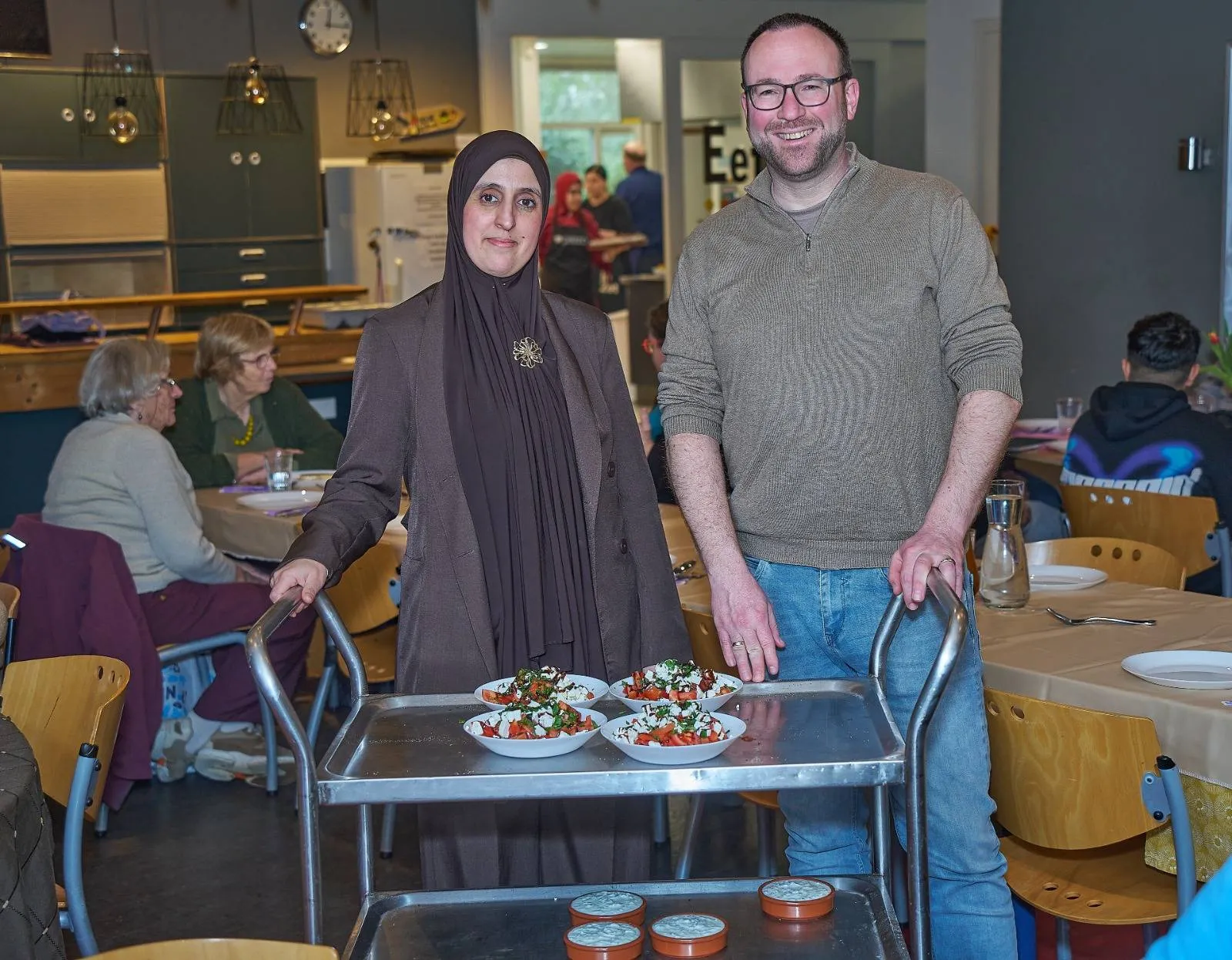 inZet en mboRijnland brachten generaties en culturen samen met een culinaire wereldreis tijdens NLdoet - fotograaf Leon Koppenol