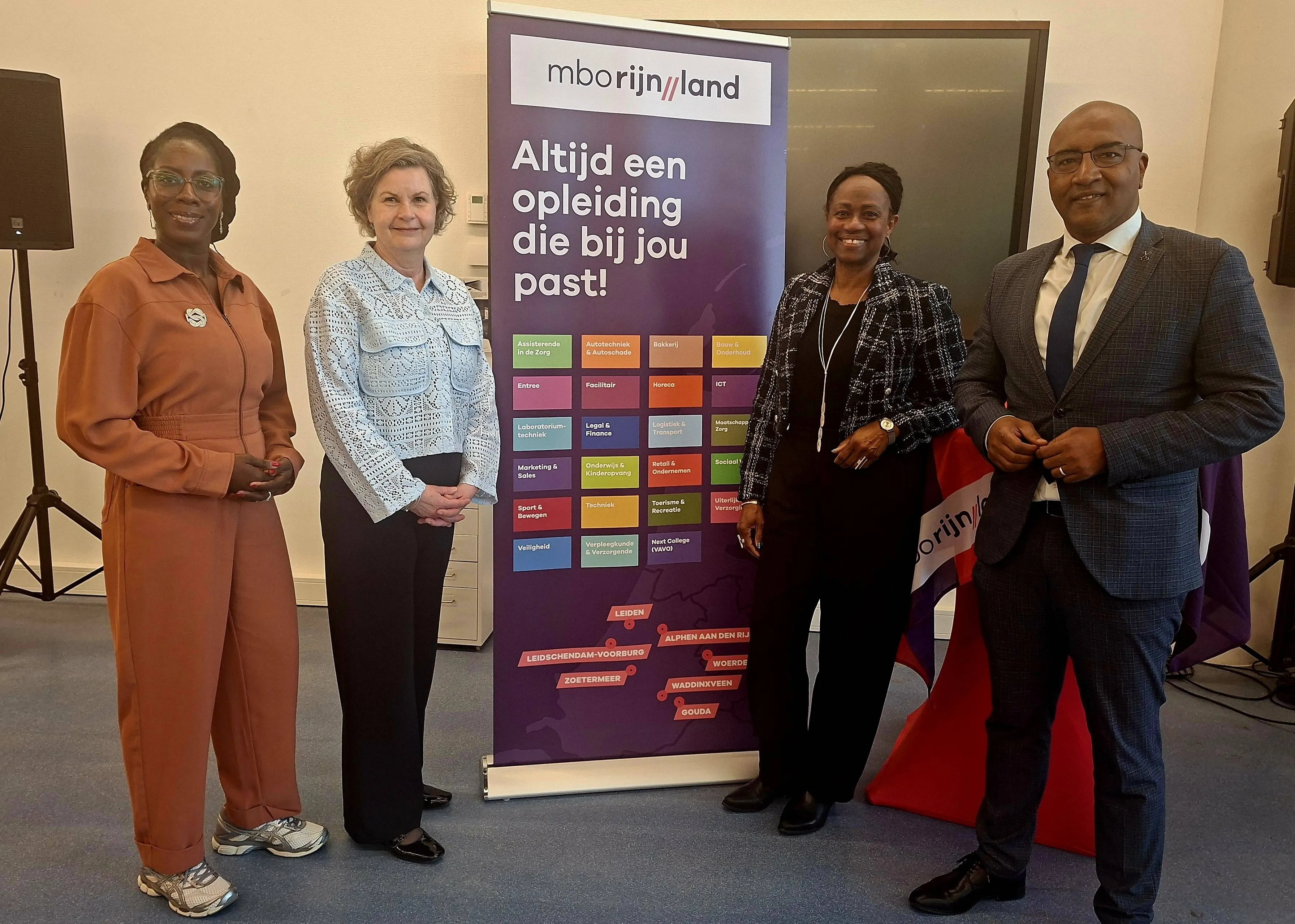 Foto 2-groepsfoto ISK-samenwerking 16plus