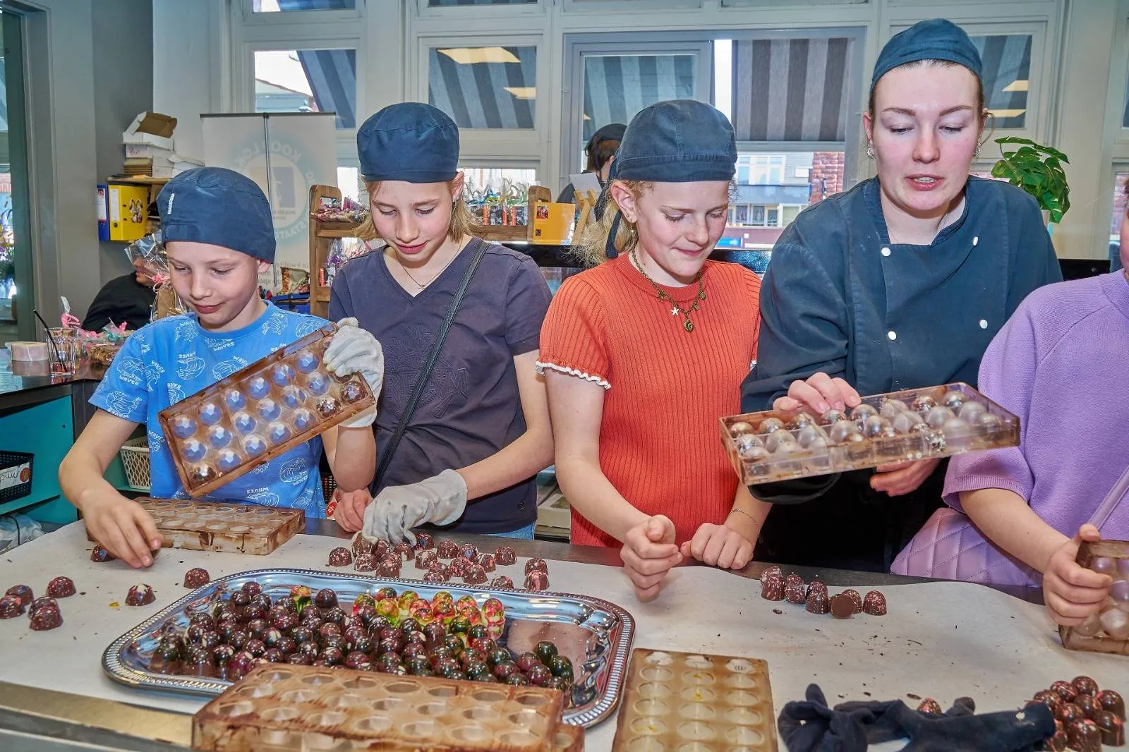 Kinderen van de Piëzo TalentenAcademie Horeca op werkbezoek bij de Zoetelaar - fotograaf Leon Koppenol