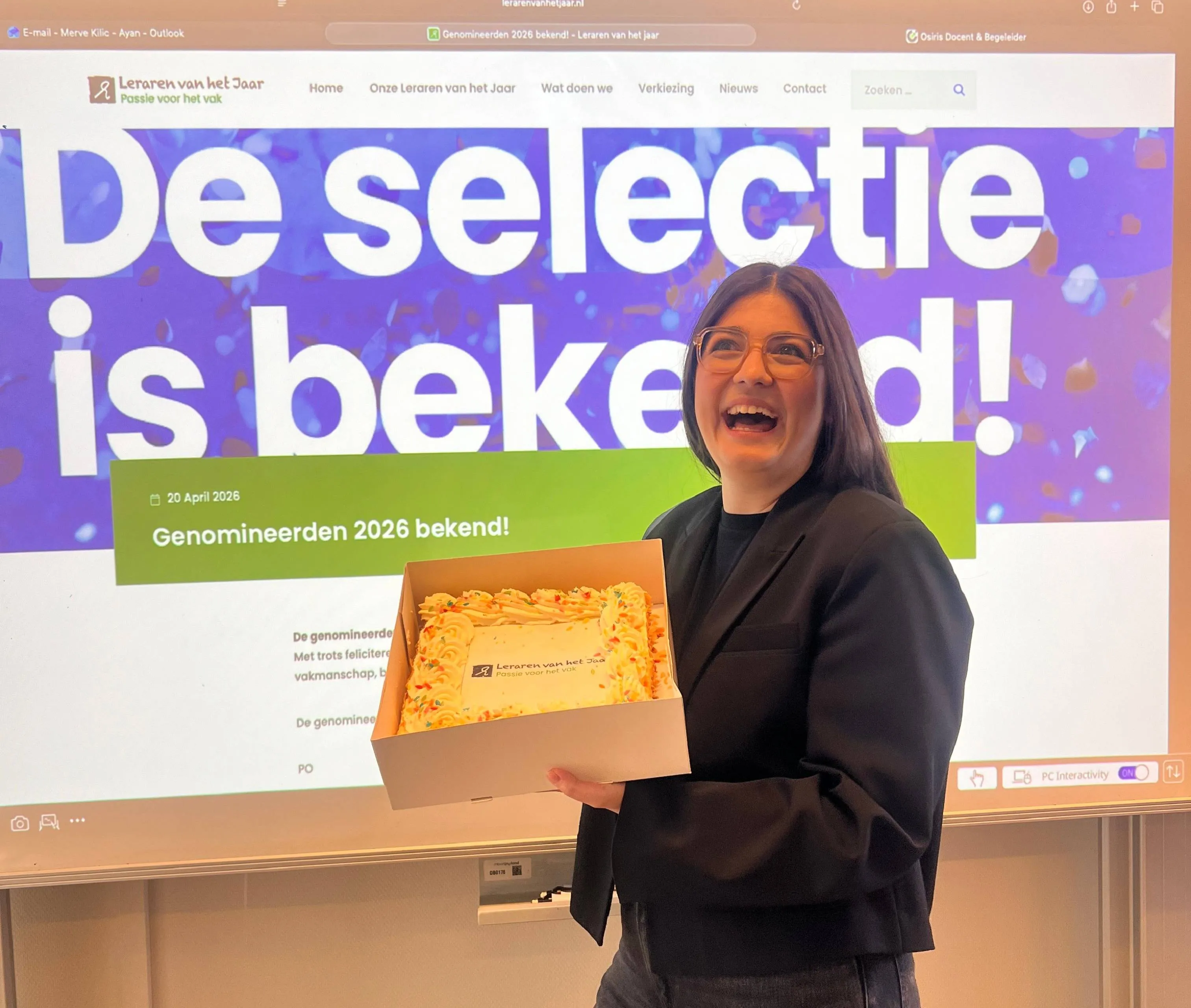 Merve Kiliç met taart voor nominatie Leraar van het Jaar 2026_kl