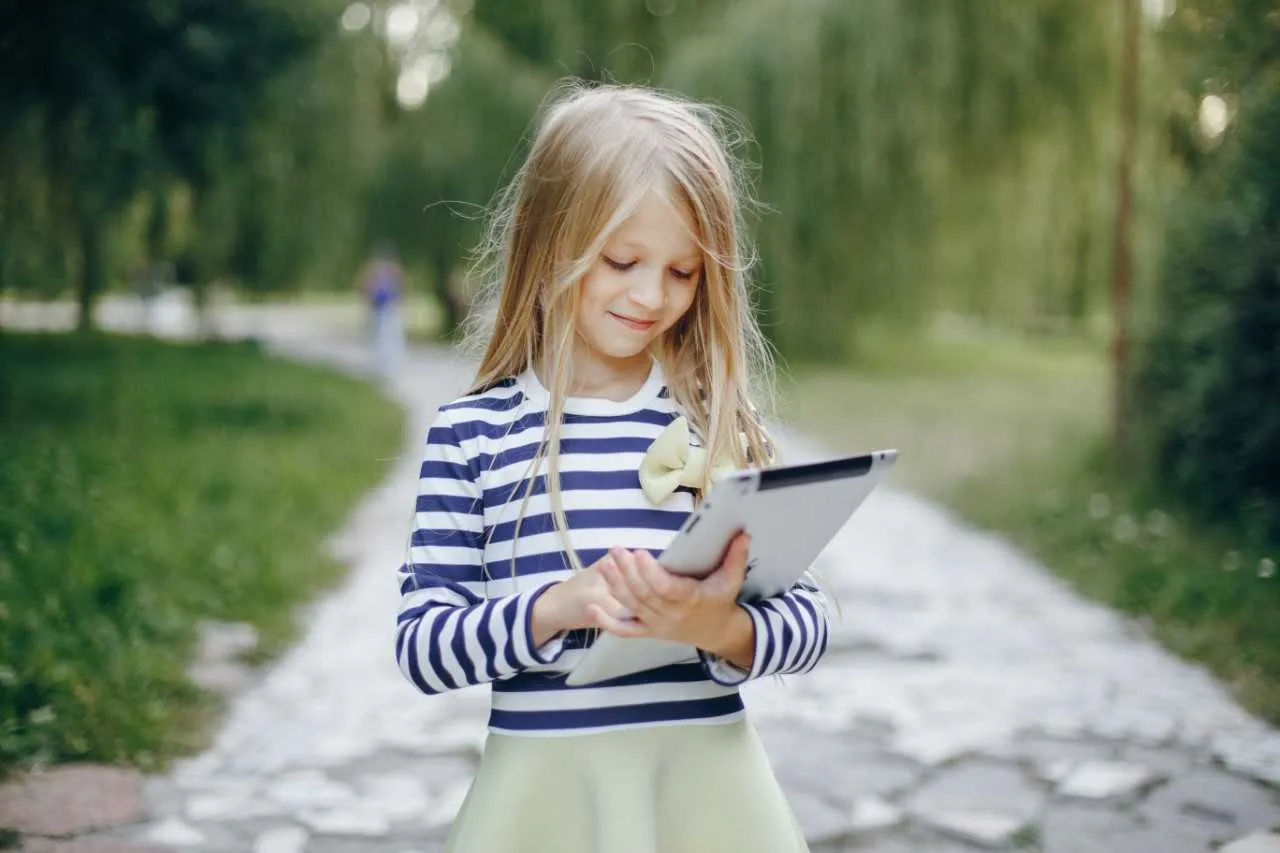 meisje met tablet