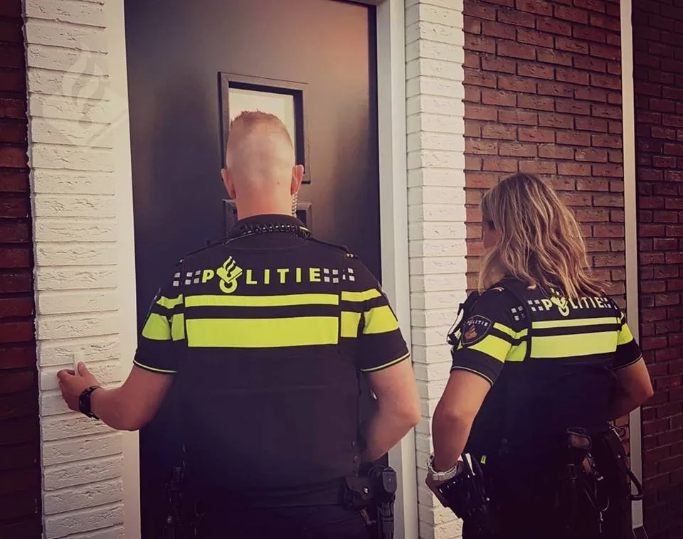 politie voor de deur