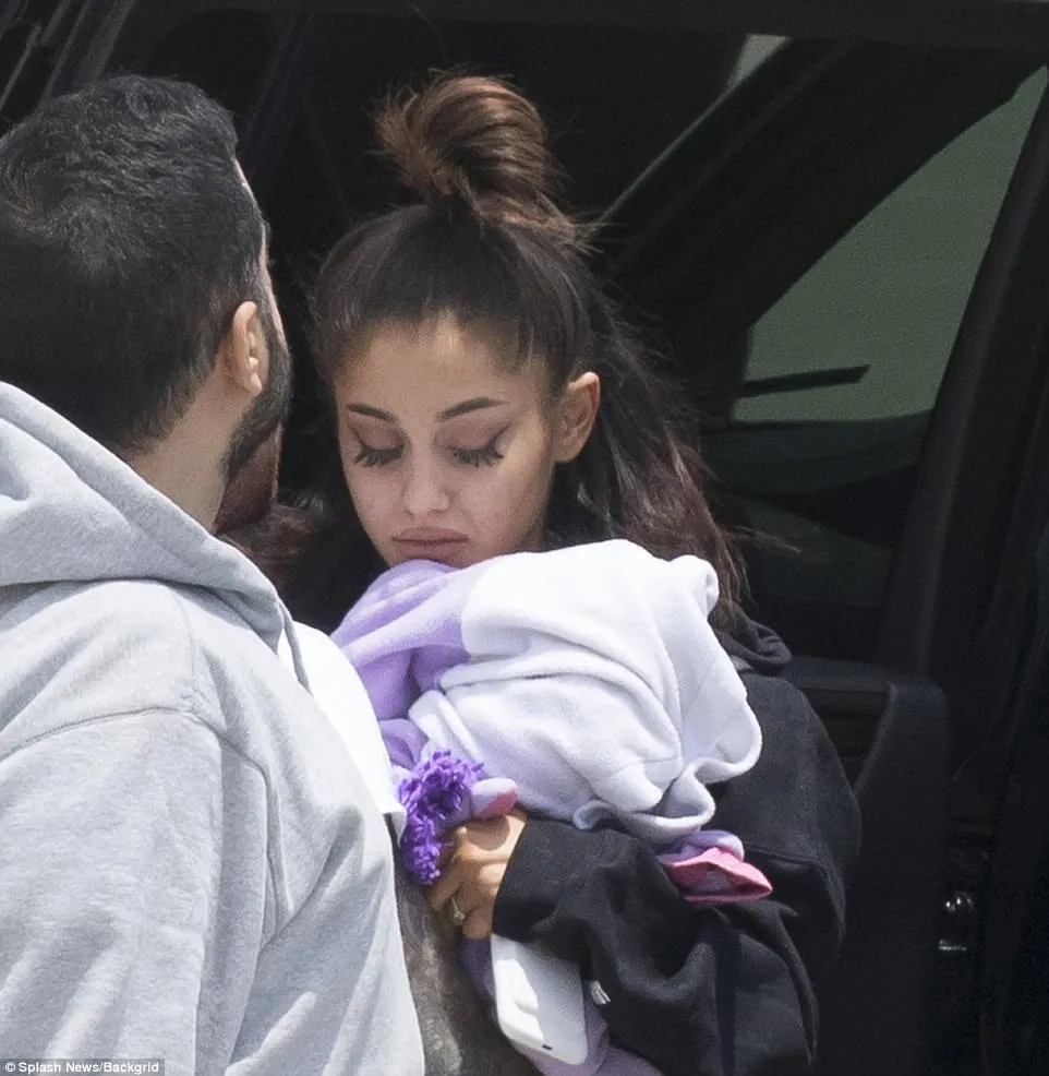 40b6f82700000578 0 back home ariana grande was seen for the first time since a suic a 97 1495571146775