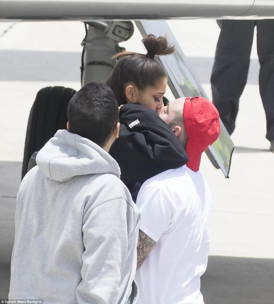 40b6f83500000578 0 reunited ariana wearing one of her tour sweatshirts gave miller a 96 1495571146757