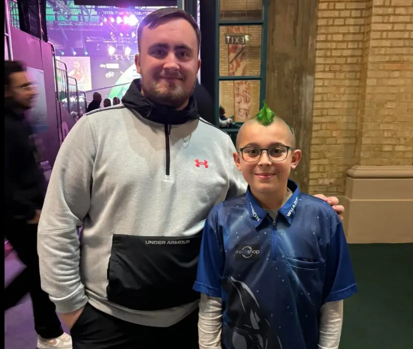 Der 10-jährige Lennon Wharf posiert stolz mit Luke Littler