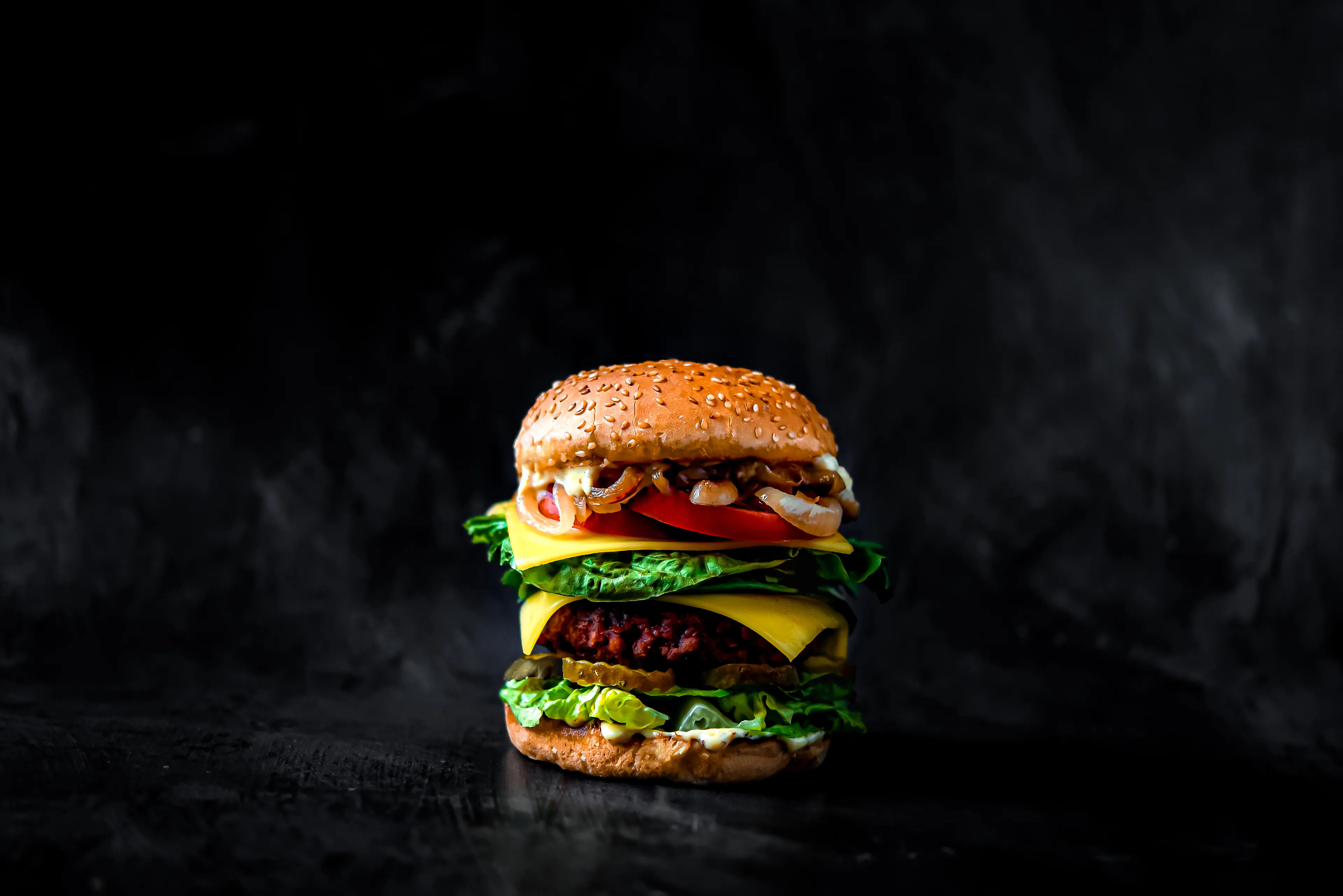 vegan cheeseburger met mosterdmayonaise liggend