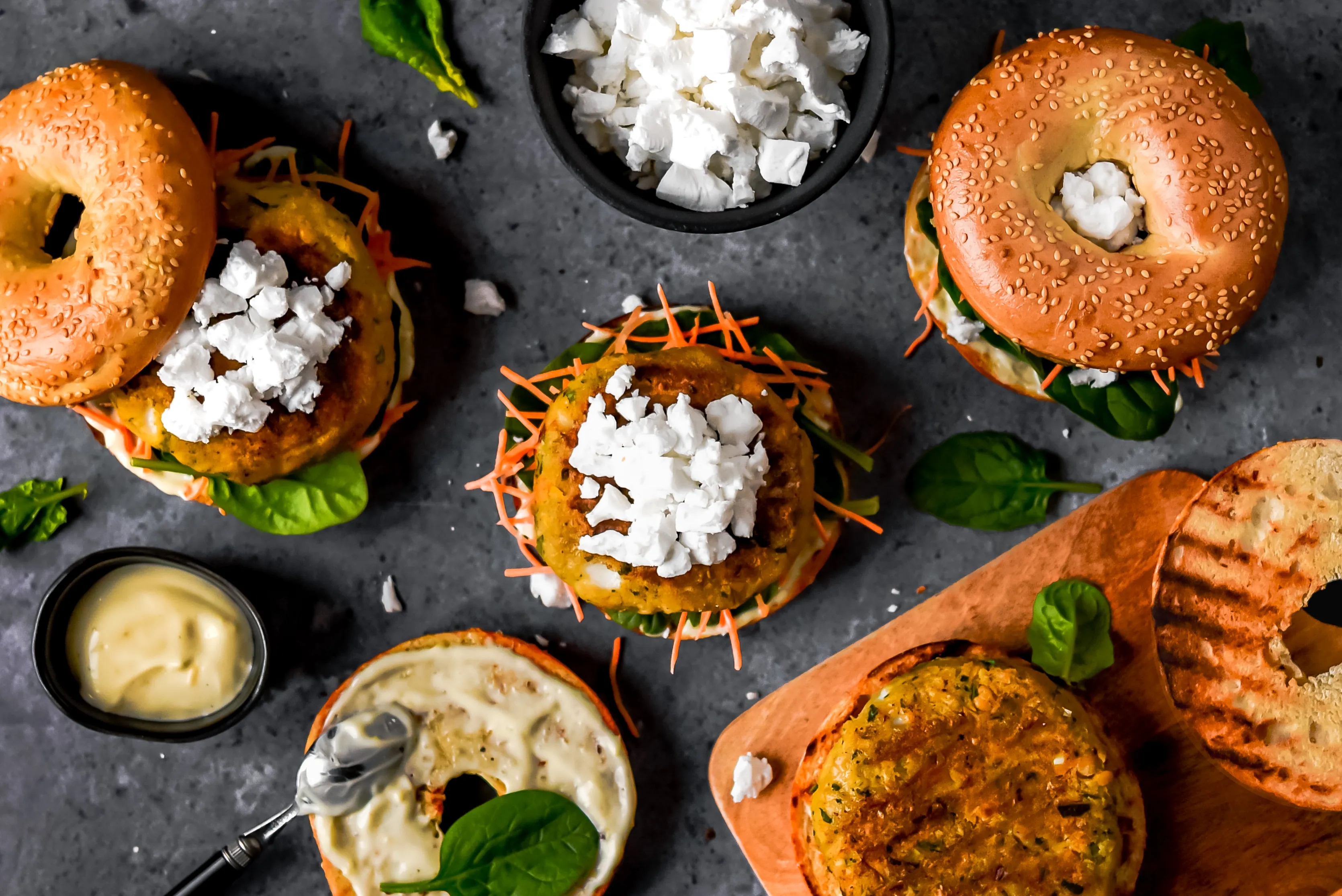 vegan falafelburgers met spinazie en citroenmayonaise liggend