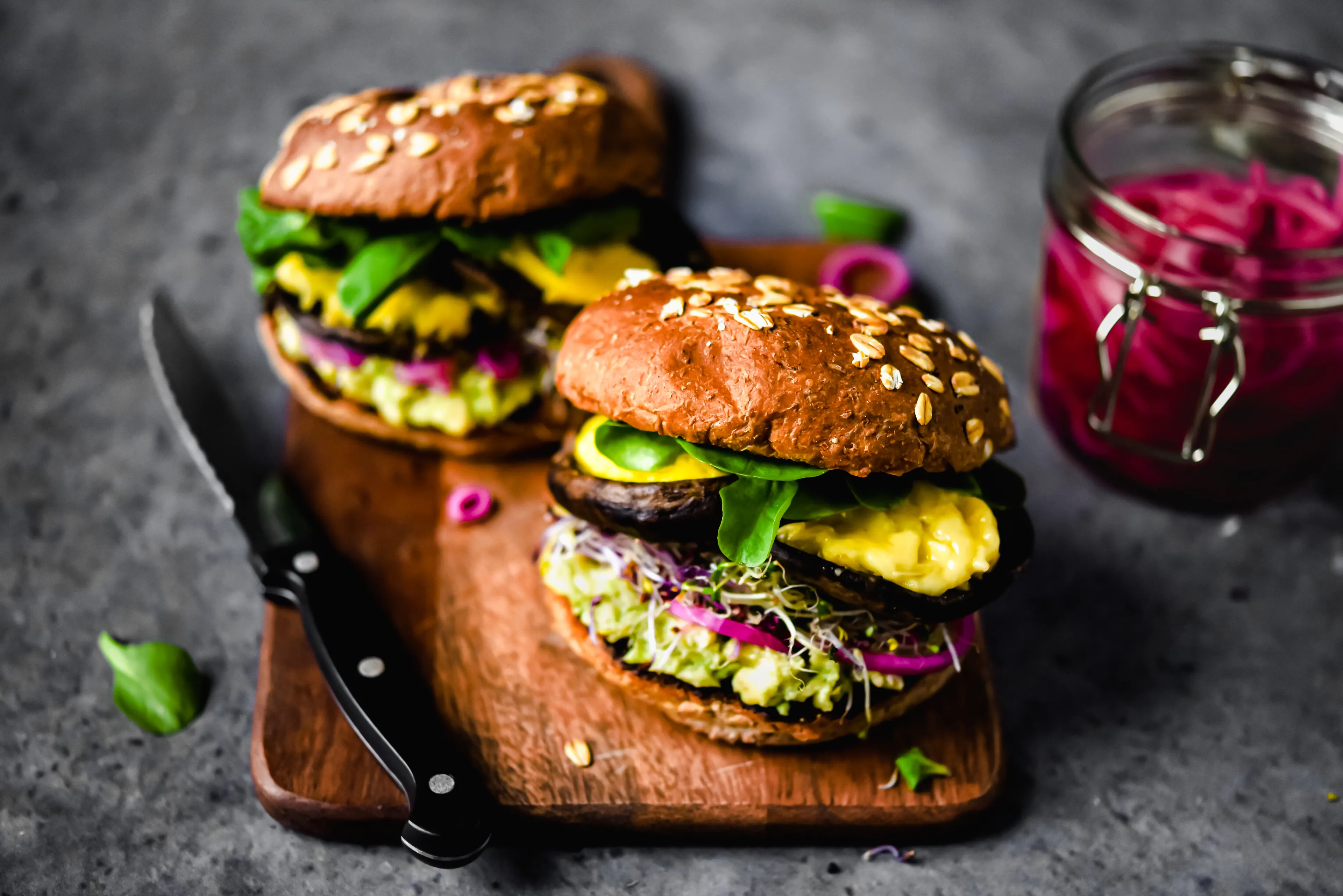vegan portobelloburgers met avocado en ingemaakte rode ui liggend
