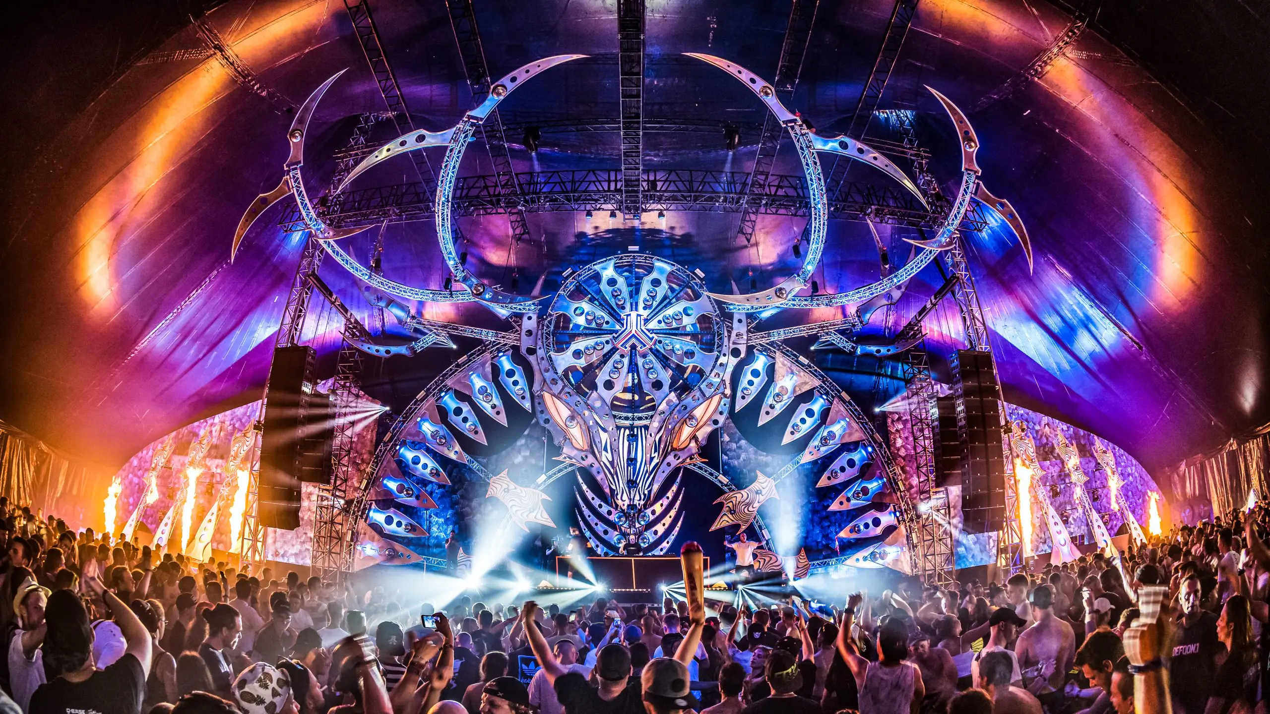 Defquon 1 Dit is de line-up voor Defqon.1, het dikste hardstyle festival ter wereld