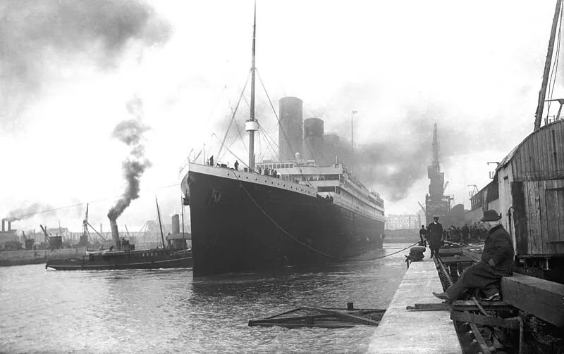 800px titanic in southampton