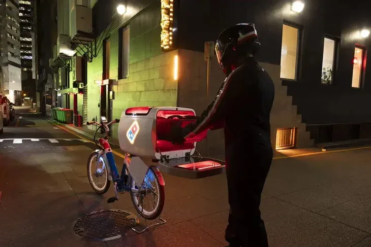 dominos pizza e bike oven loading pizza into bike kopie