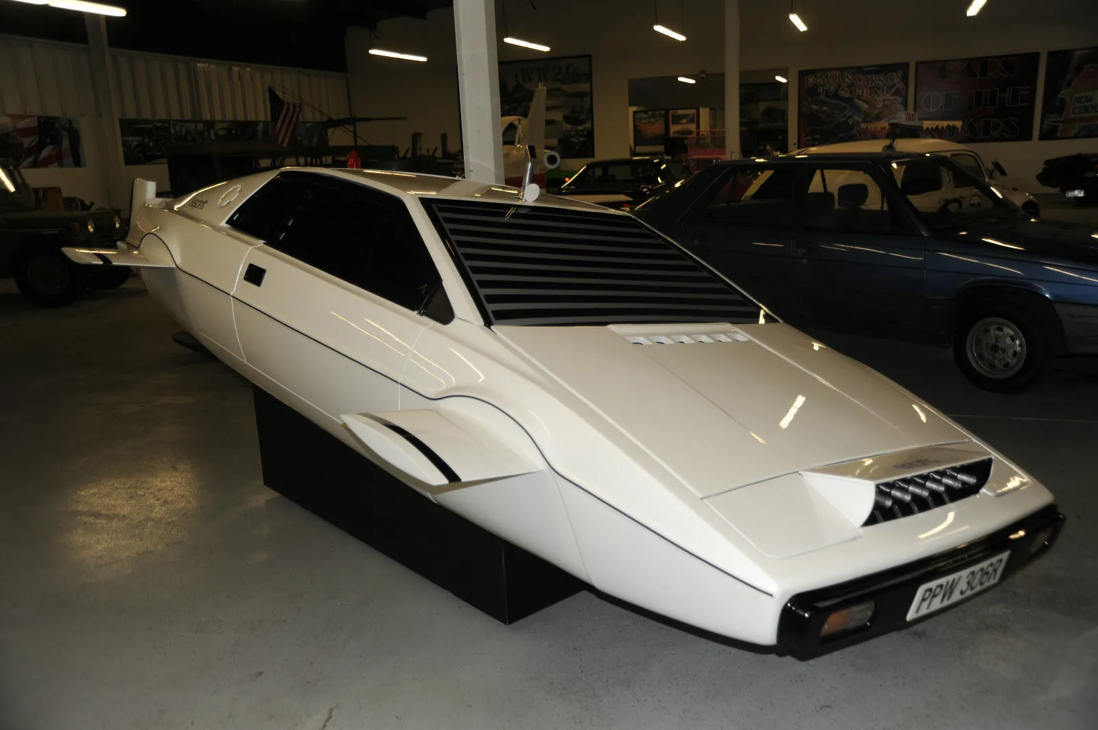lotus esprit submarine from james bond the spy who loved me is on ebay video photo gallery 87924 1