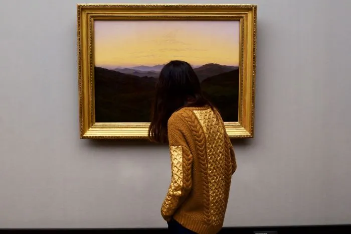 photographer goes through the museums to capture the similarities between the paintings and the visitors and the result will impress you 59e6fb251e6ff 700