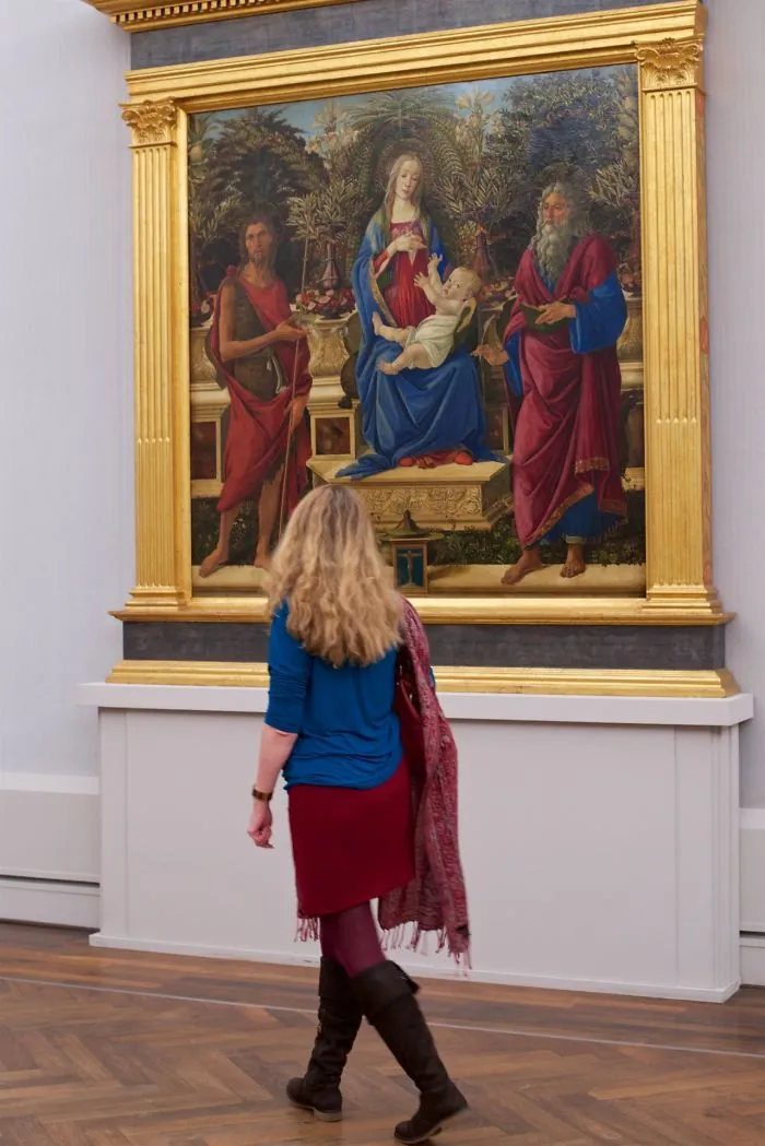 photographer goes through the museums to capture the similarities between the paintings and the visitors and the result will impress you 59e6fb349521b 700