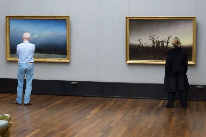 photographer goes through the museums to capture the similarities between the paintings and the visitors and the result will impress you 59e6fb4c4f70f 700