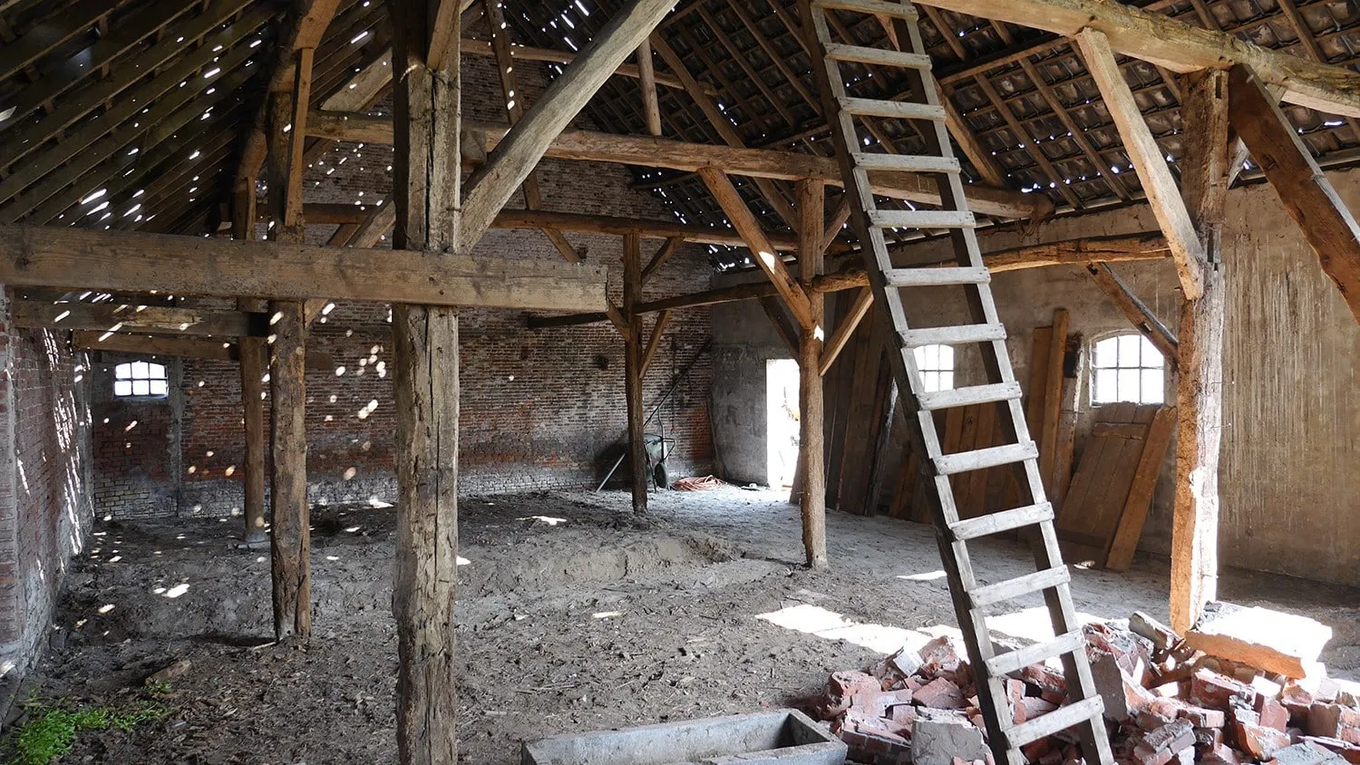 renovatie woonboerderij sprundel houten spantconstructie en metselwerk binnenmuur manify
