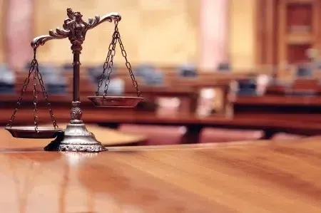 20144915 symbool van recht en gerechtigheid in de lege rechtszaal wet en recht begrip