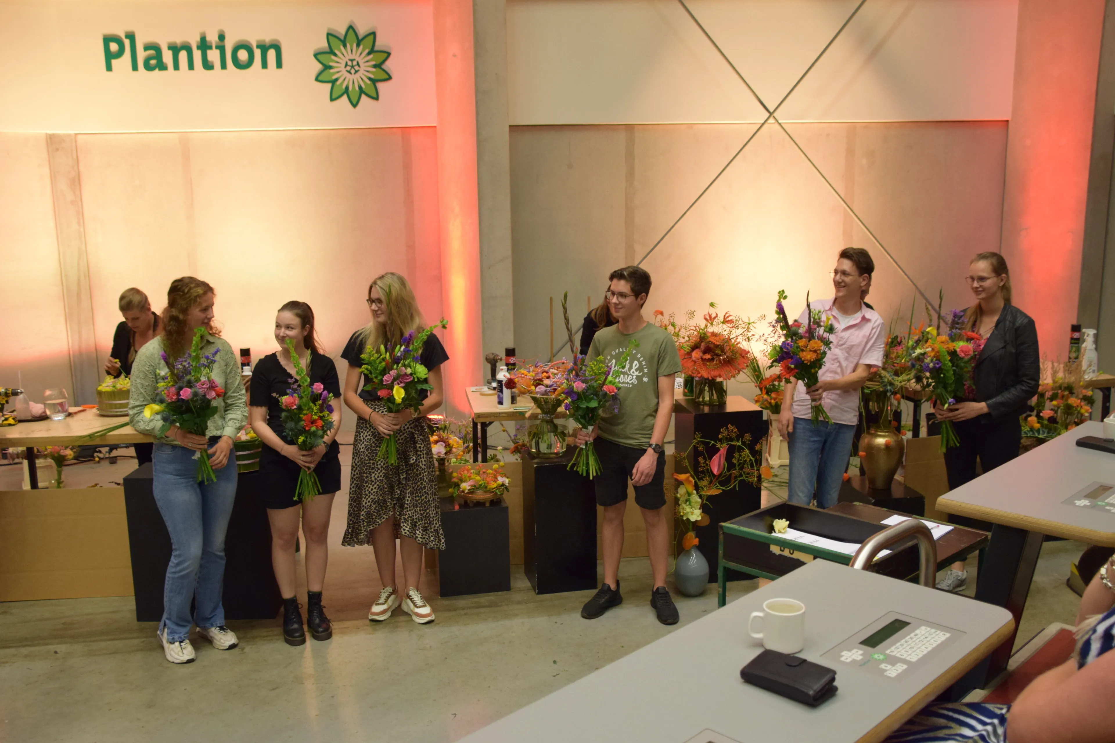 de zes studenten werden bedankt voor hun assistentie bij de toparrangeurs van het vbw inspiratieteam marjanne eikelboom