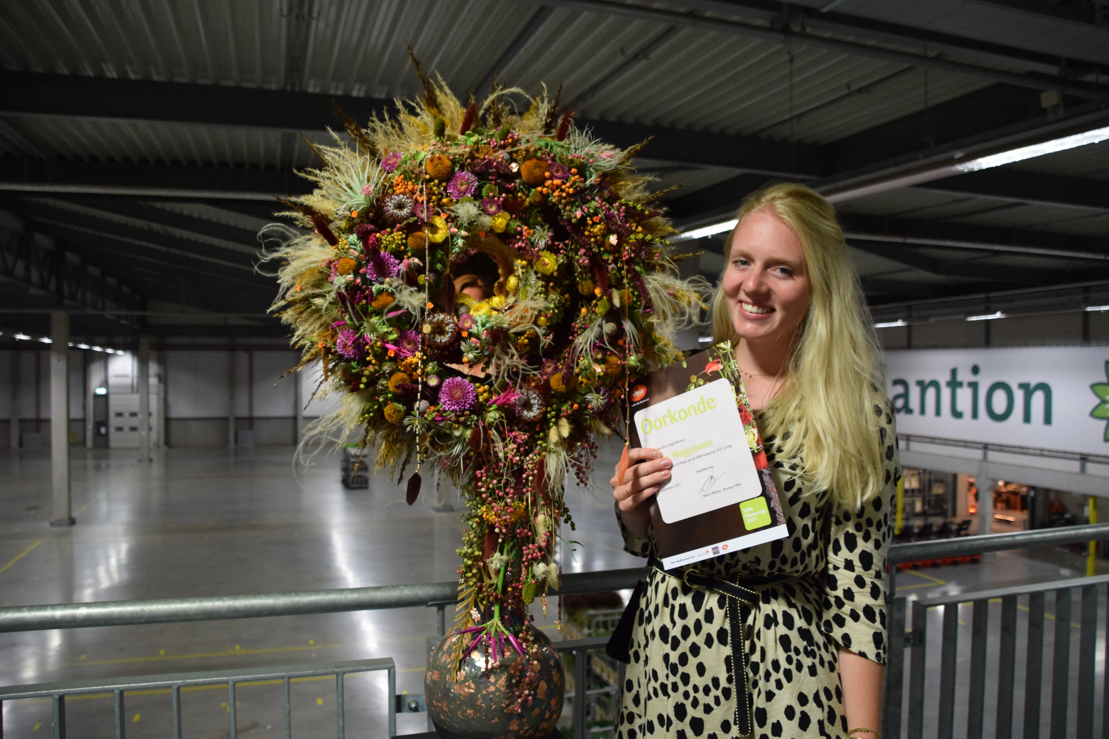 docent joyce wagemans werd zesde bij de flowercup 2021 met dit bijzondere werk uit het thema indian summer marjanne eikelboom