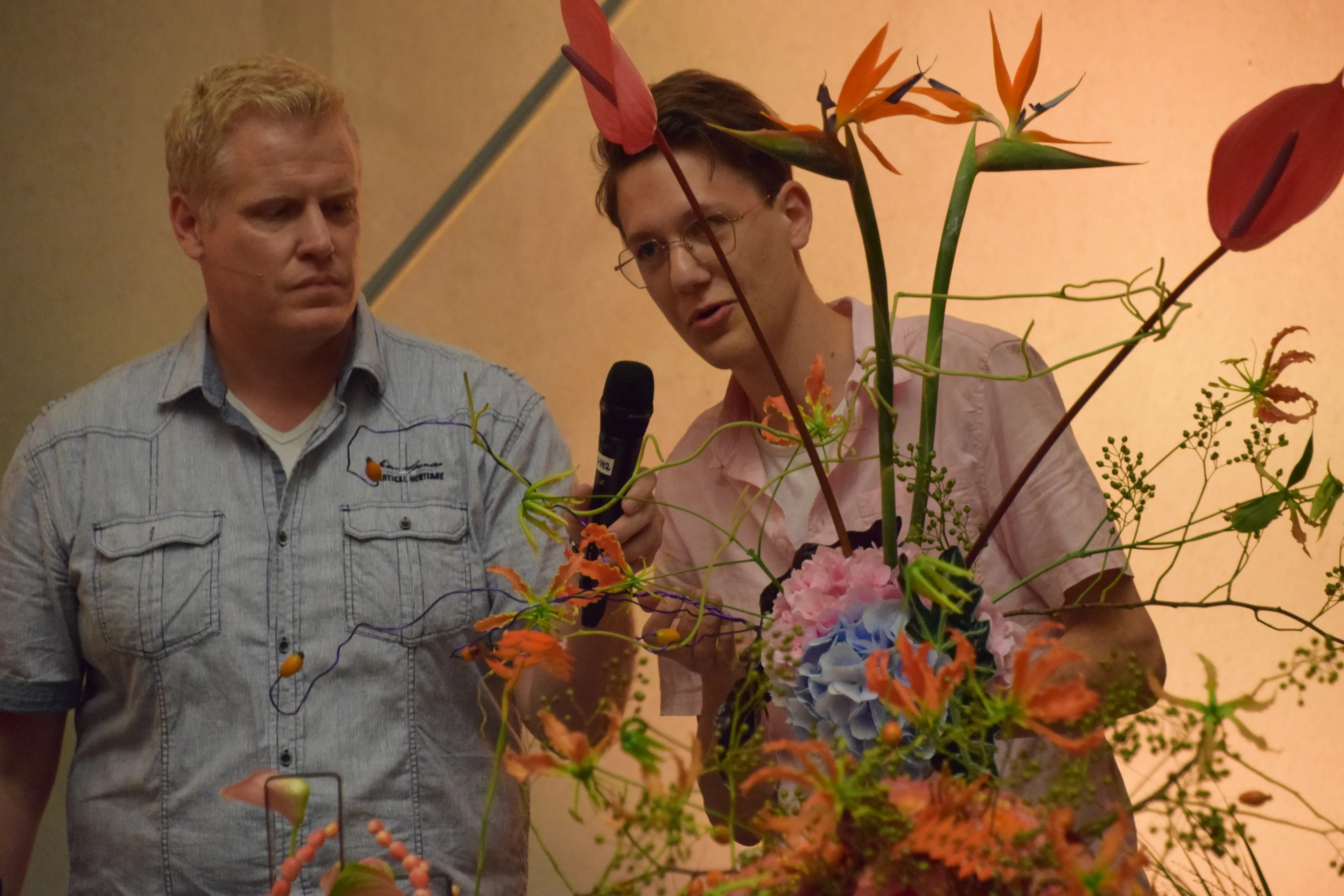 mirko legt het publiek uit waar zijn bloemwerk over gaat en neemt gelijk zijn kans waar om de vbw en de arrangeurs te bedanken voor deze mooie en leerzame ervaring marjanne eikelboom