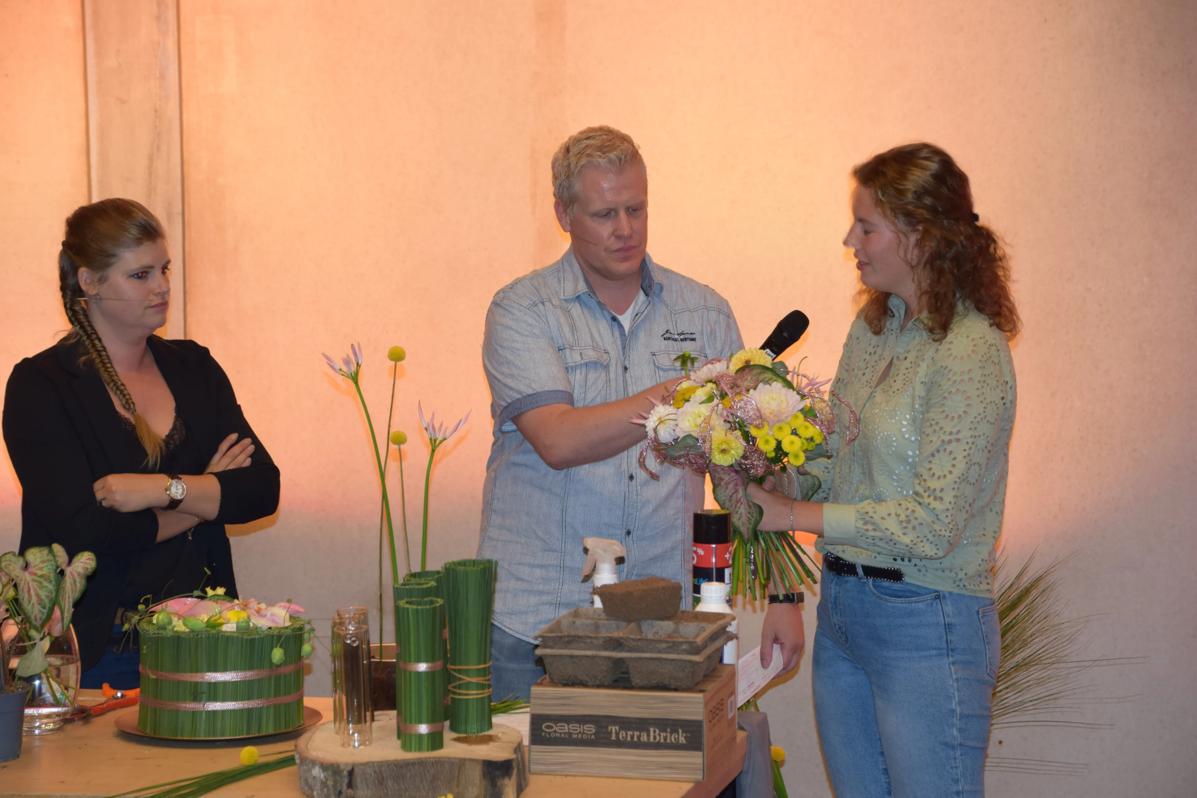 onder toeziend oog van hanneke frankema heeft maud uitleg over haar bloemwerk marjanne eikelboom