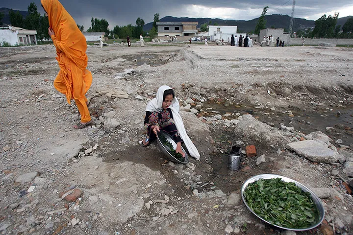 a pakistani girl washes v 031