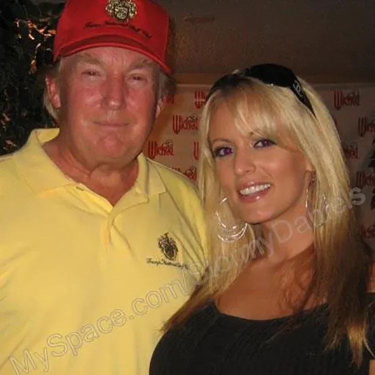 De foto gemaakt in 2016 bij het golftoernooi waar Trump en Daniels elkaar ontmoetten