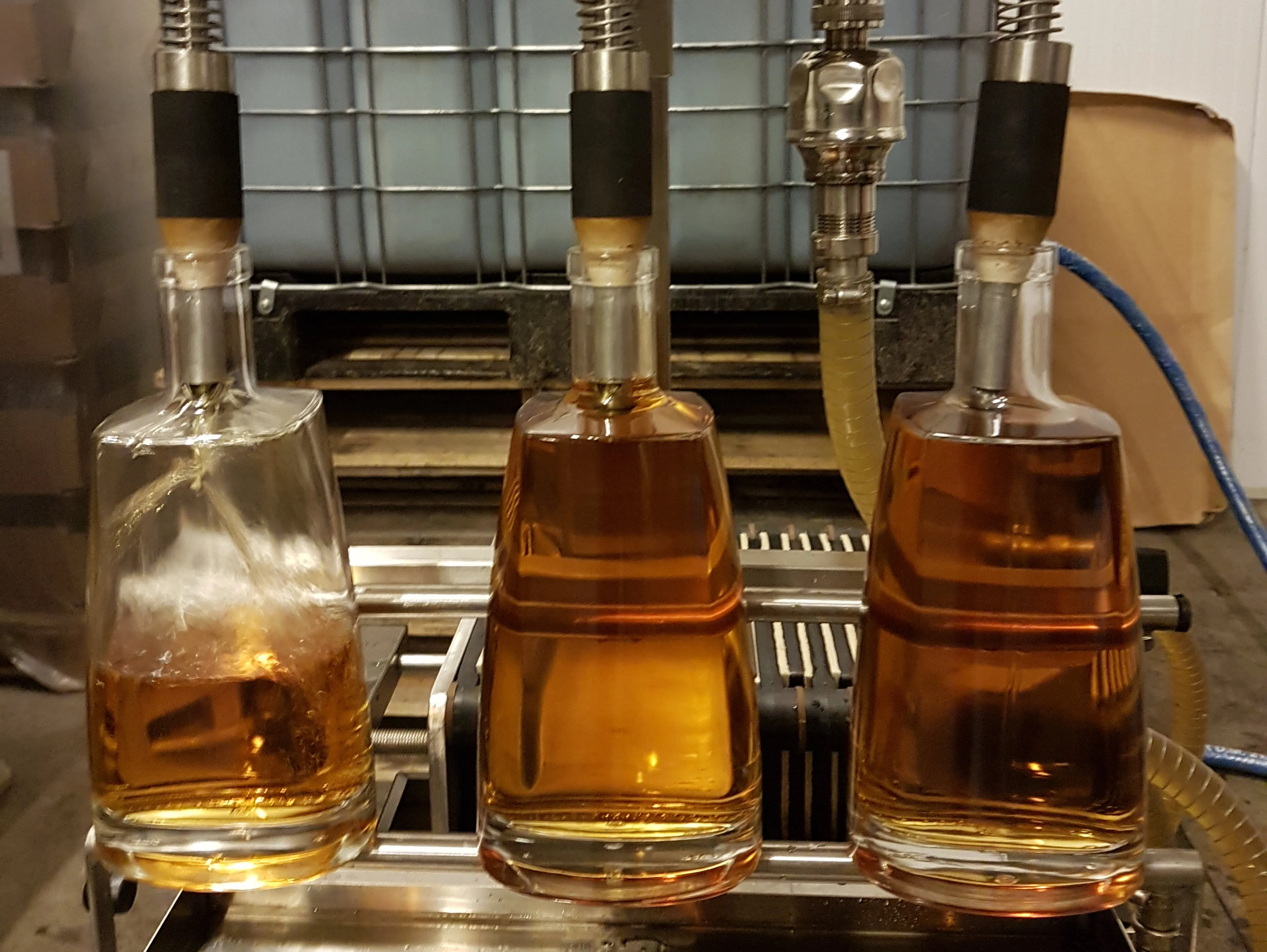De Den Hool whisky wordt gebotteld in mooie flessen.